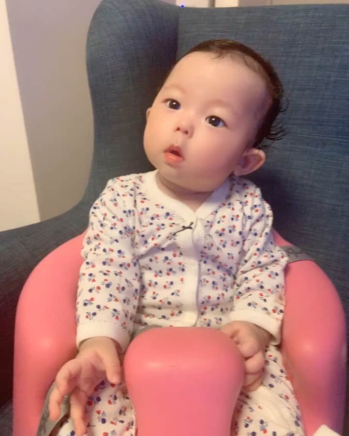 本田しおりのインスタグラム：「琥珀が4ヶ月になりました♡  #笑うようになった#喋るようになった#でも擬音語#指しゃぶりはウィッシュスタイル#拳食べがち#顔はパパ似#変なとこだけママ似#自分で飲める時もある#親バカ #4month#ベビーフォト#赤ちゃんのいる生活#新米ママ#成長記録#子育て#育児#ままのて」