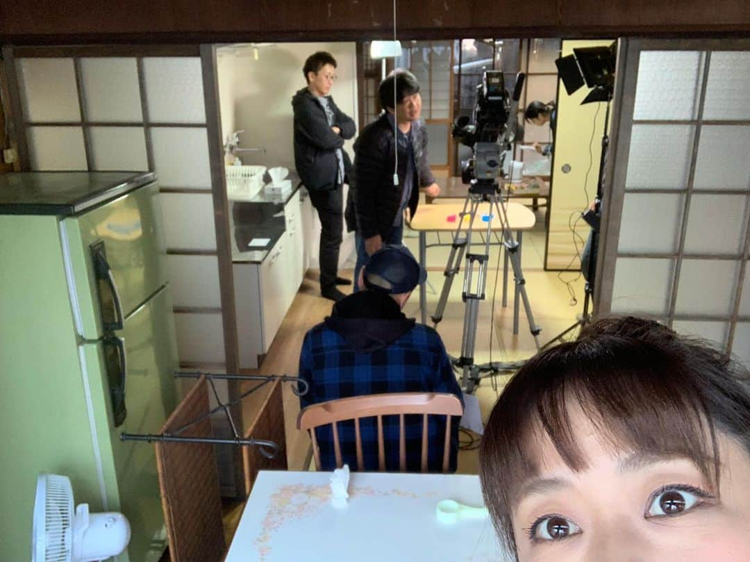 彼方茜香さんのインスタグラム写真 - (彼方茜香Instagram)「ロケ♥ 今日もほんわかテレビのロケでした！ 冬の室内ロケはありがたいです。 外ロケの時用にカイロは箱買いしてるし、足とかマグマとかいろんなバリエーションがあります（笑） でも耳と鼻が冷たくなって痛くなるんですよねぇ。。。 マフラーとか出来ないし。。。 何かいい方法知りません？ #ロケの心得 #荷物はコンパクトに #大金は持ち歩かない #赤リップ常備 #あとなんやろ」11月29日 20時29分 - serikaochikata