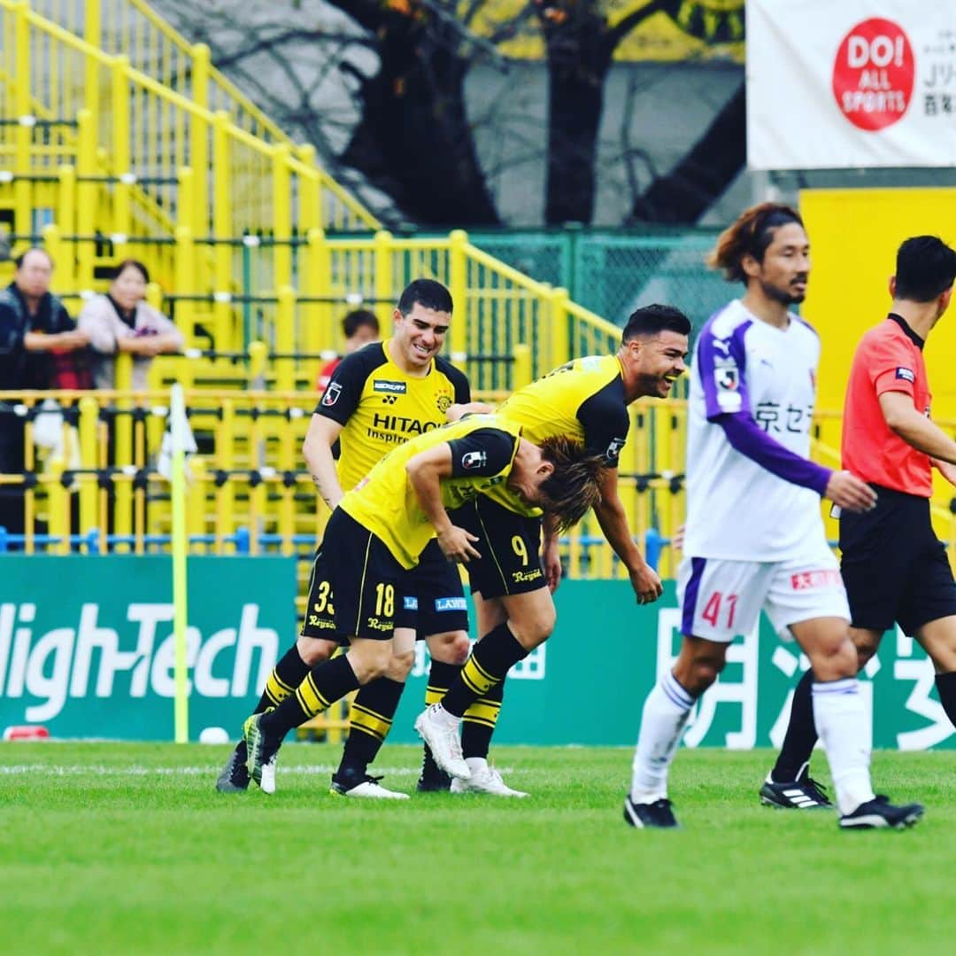 瀬川祐輔さんのインスタグラム写真 - (瀬川祐輔Instagram)「. 1年間応援ありがとうございました！ . 僕のサッカー人生の中でも、特に充実した1年を過ごすことが出来ました。 最後まで応援し続けてくれたサポーターの皆さんのおかげです。 . #優勝 この最高な瞬間を来年も。 . #chanpion #reysol #vitoria #J1昇格 #日立台 #やっと金Jできる #みんなの華金が #大華金に . 今日、話しかけてくれた6歳の少年が #レイソルの選手になるのが夢 って言ってくれました いつもゴール裏で応援してくれてるみたいで そんな子どもたちがたくさんいると思うと、少しでも夢を与えれるような選手になりたいと思いました。 成長あるのみ！ 一緒にボール蹴ってくれてありがとう😊 最後に少年が言ってくれた #瀬川選手みたいになりたい #まず形から入ろう #両目二重 #口は若干小さめ #背は高め . 良い話でしたね🙆‍♂️🙆‍♂️ p.s #あさりカレーよりは美味しくできました」11月29日 20時29分 - segawa.r.18.yusuke