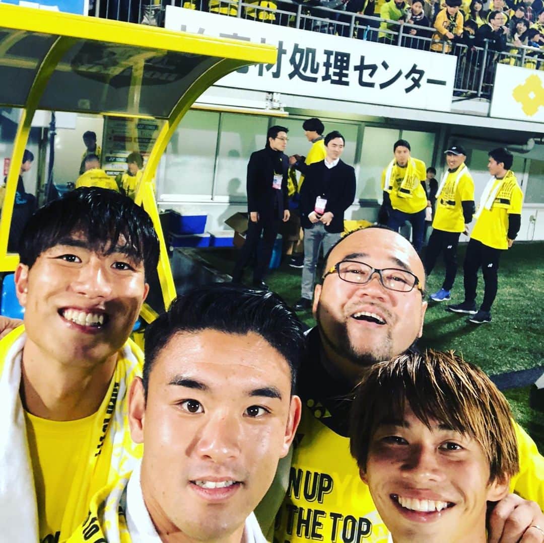 瀬川祐輔さんのインスタグラム写真 - (瀬川祐輔Instagram)「. 1年間応援ありがとうございました！ . 僕のサッカー人生の中でも、特に充実した1年を過ごすことが出来ました。 最後まで応援し続けてくれたサポーターの皆さんのおかげです。 . #優勝 この最高な瞬間を来年も。 . #chanpion #reysol #vitoria #J1昇格 #日立台 #やっと金Jできる #みんなの華金が #大華金に . 今日、話しかけてくれた6歳の少年が #レイソルの選手になるのが夢 って言ってくれました いつもゴール裏で応援してくれてるみたいで そんな子どもたちがたくさんいると思うと、少しでも夢を与えれるような選手になりたいと思いました。 成長あるのみ！ 一緒にボール蹴ってくれてありがとう😊 最後に少年が言ってくれた #瀬川選手みたいになりたい #まず形から入ろう #両目二重 #口は若干小さめ #背は高め . 良い話でしたね🙆‍♂️🙆‍♂️ p.s #あさりカレーよりは美味しくできました」11月29日 20時29分 - segawa.r.18.yusuke