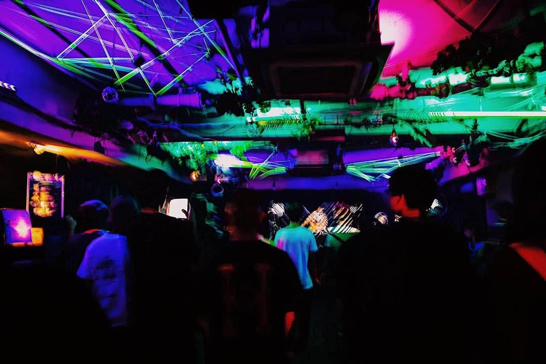 room onziemeのインスタグラム：「•﻿ ﻿ 【Archive】﻿ ﻿ -----------------------------------﻿ 2019.08.23 (Fri) ﻿ ROOM BASE  at.@circus_osaka﻿ ﻿ 【電脳密林】﻿ ﻿ 20XX年﻿ 人類は表現する場所を奪われ、﻿ ジャングルへと逃げ込んだ。﻿ そこでは﻿ 人々が集い、踊り、自由があるかのように見えた。﻿ ﻿ ただそこは、 闇ルートで音源の取引している偽りの楽園であった。﻿ ﻿ -----------------------------------﻿ #ROOM #ROOMBASE」