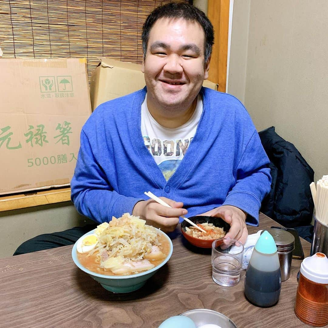 赤羽さんのインスタグラム写真 - (赤羽Instagram)「#ラーメン富士丸明治通り都電梶原店  #予言者たち でお世話になった #ナカゴー 鎌田さんと😋  #ラーメン #ラーメン富士丸 #ラーメンインスタグラマー  #ラーメンデータベース  #ラーメンインスタグラム #ラーメンdb」11月29日 20時38分 - akabass