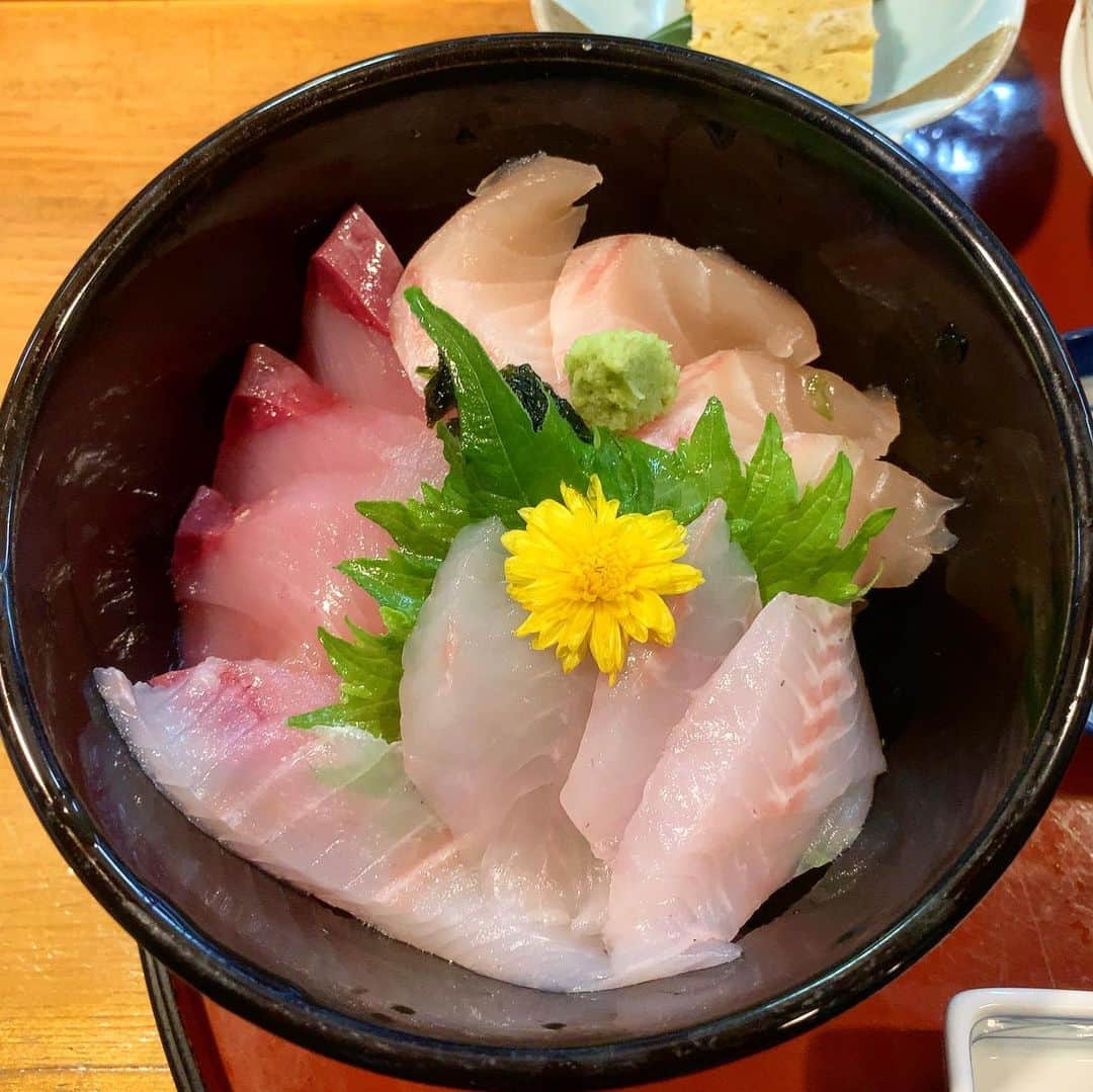 池内万作さんのインスタグラム写真 - (池内万作Instagram)「お昼は真鶴の福寿司で海鮮丼を。 むっちゃ美味い。 たまりません♪ また寄らせて頂きます〜！ #イケウチ家のグルメ旅」11月29日 20時48分 - mandeshita