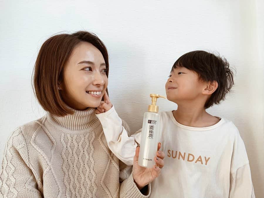 のインスタグラム：「・ 👦🏻ママのほっぺモチモチだね  って最近言ってくれる♡ ・ ・ 肌ラボの極潤ヒアルロンジュレは これ一つで化粧水、乳液、美容液、パック の4役をこなしてくれるお助けアイテム🧴 ・ ・ 時間がない朝や疲れ過ぎていてすぐ寝たい時 入浴後、バタバタと子どものことをしてたら あっという間にお肌が乾燥しちゃう😭 ・ そんな時にこれが大活躍してくれています💪🏼 ・ すーっと伸びが良くてベタベタしないのに ちゃんと保湿されます🙆🏻‍♀️ ・ 普段のスキンケアにプラスして特に乾燥する 目元とか気になる部分に塗り込むのも良し◎ ・ 特に保湿はしっかりしたいけど ベタベタ髪の毛とかくっつくのは嫌 って方にはオススメです🙆🏻‍♀️ ・ ぷるもち肌になったらノーファンデデビュー したいなぁ😌 ・ 12月31日までmamagirlインスタキャンペーン 『叶えてmamagirl』をやっています🧚🏻‍♀️ 抽選で豪華プレゼントも当たって mamagirl @mamagirl_jp の雑誌に出られるチャンスもあるので 詳細は下のURLからチェックしてみて下さい👇🏻 https://mamagirl.jp/0000200643 ・ ・ ・ #うるおい部#3秒ハンドプッシュ#極潤ヒアルロンジュレ#叶えてmamagirl#ロート製薬_PR」