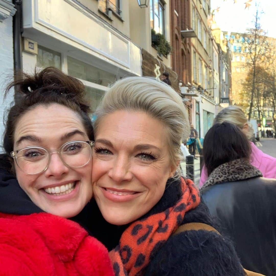 レナ・ヘディのインスタグラム：「This beaut came by @hannah_waddingham 💗💗💗💗💗💗💗 We made up」
