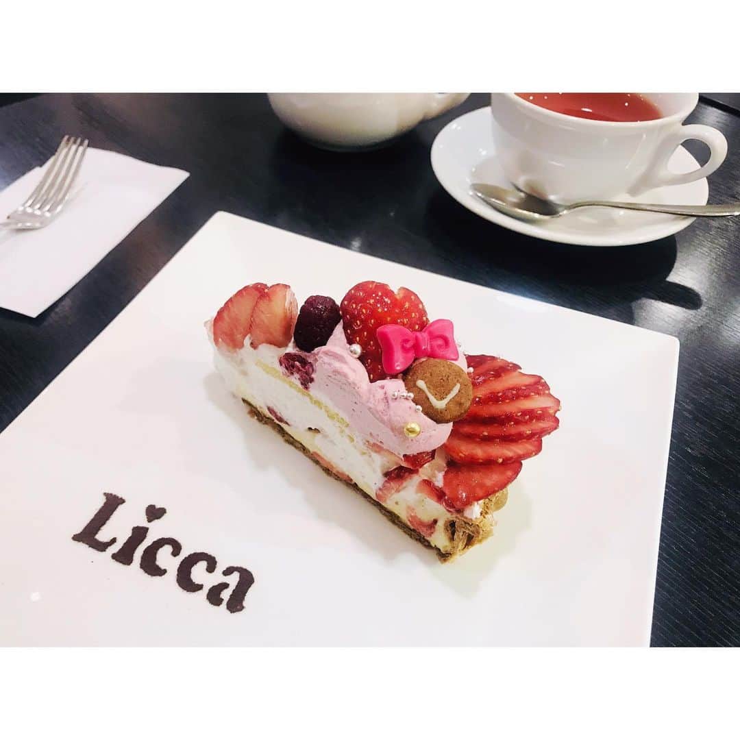 リカちゃんさんのインスタグラム写真 - (リカちゃんInstagram)「Limited edition in cafe commeca ! This is Licca’s cake now on sale ♪  今日から12/15まで #カフェコムサ でリカの大好きなイチゴのケーキセットが店舗限定で登場♡ その名も「リカちゃん」のケーキ♪ こぼれそうなイチゴと甘酸っぱいピンクのクリーム、かわいいリボンのチョコ…食べるのがもったいない…けど、さっそくいただいて来ちゃった♡ #カフェコムサリカちゃん  #strawberry #cake #リカちゃん #fashion #ootd #hairstyle #licca #liccadoll #japanesedoll #japan #girl #instadaily #instagood #instagramjapan #instagram」11月29日 20時53分 - bonjour_licca