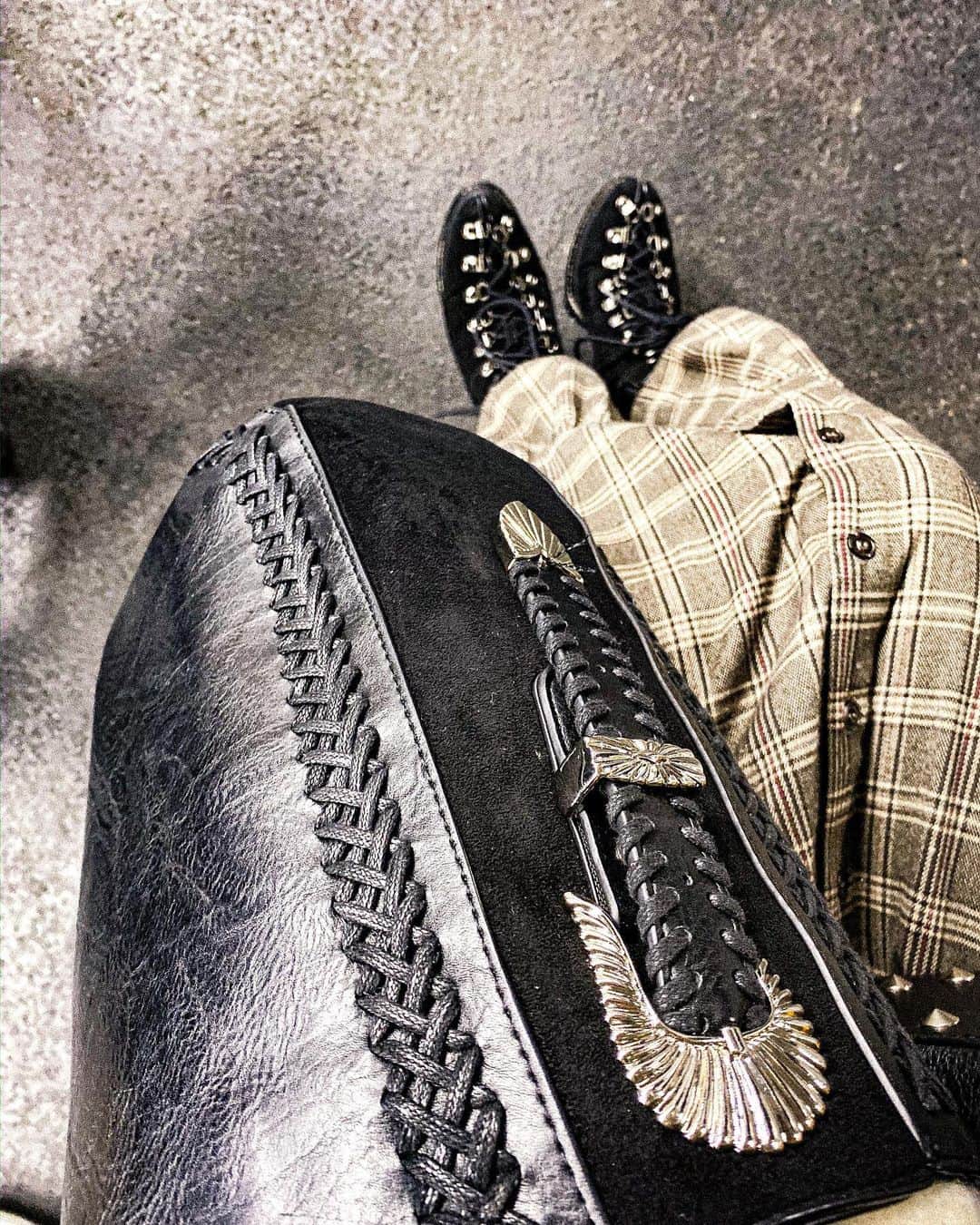 のインスタグラム：「@jgene_official  DOUBLE BUCKLE TOTE / BLACK×BLACK 15.800yen(+tax)  A4サイズも入る大容量だから、 気付いたら毎日使ってる🤣❤︎ 中身パンパンなんだけど形綺麗。笑 そしてやっぱり黒を選びがち笑  Jgeneのアイコンになっているベルトバックルが 両サイドにあり、長さ調整自由自在❤︎ ストリングデコレーションがある鞄表面と 肩紐には分厚めの革を選んだので重厚感がすごい!!! サイドの生地はスエードにしたので雰囲気でるよ◎  この生地の組み合わせで3カラーフリンジウエストバッグの新色も作っていて、発売まで今しばらくお待ちください✨  #1〜2枚目は今日❤︎ #お気に入りアイテム達 #Jgene #ジェイジーン #トートバッグ #ベルトトート #ベルトバックル #バッグ #バッグブランド #totebag #tote」