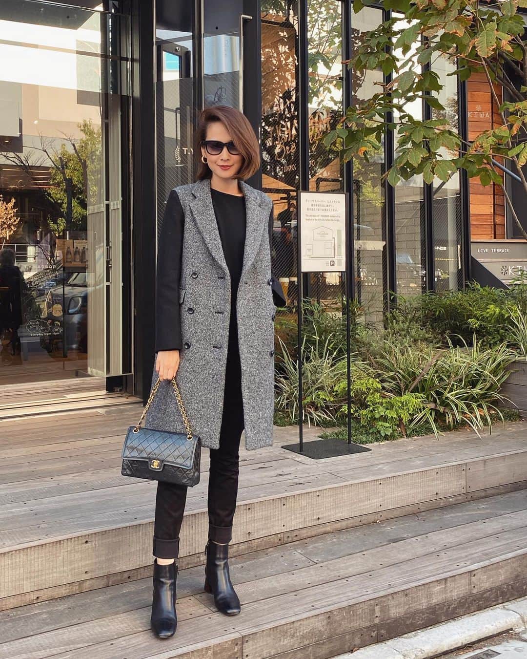 のインスタグラム：「#outfit  Coat... @romile_official Bottom... @zara Bag... @chanel  コートは袖口の切替デザインがお気に入り。コートを引き立たせたかったので、他はオールブラックにしました。  #ロミール#romile#コート#pr」
