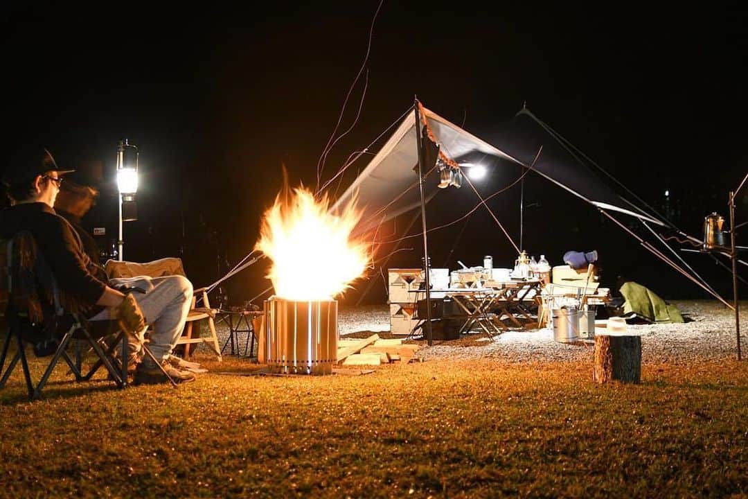 CAMP_HACKさんのインスタグラム写真 - (CAMP_HACKInstagram)「オープンタープを吹き抜ける風の冷たさがツラい季節。ウワサの焚き火台「レンジャーストーブ」は、そんな時にもパワーを発揮！　大きな炎で、とても暖かそうです。 . . from CAMP HACK . CAMP HACKであなたのキャンプライフを取材します！ 『#camphack取材』を付けて投稿！ . Photo by @3735.camp さん . #camp #camping #camphack #outdoorlife #outdoor #trip #travel #japan #followme #weekend #travelling #outdoorgirl #family #familytrip #solostove #キャンプ #アウトドア #キャンプ道具 #キャンプ初心者 #家族 #外遊び #自然 #キャンプ場 #お出かけ #レンジャーストーブ」11月29日 20時59分 - camp_hack