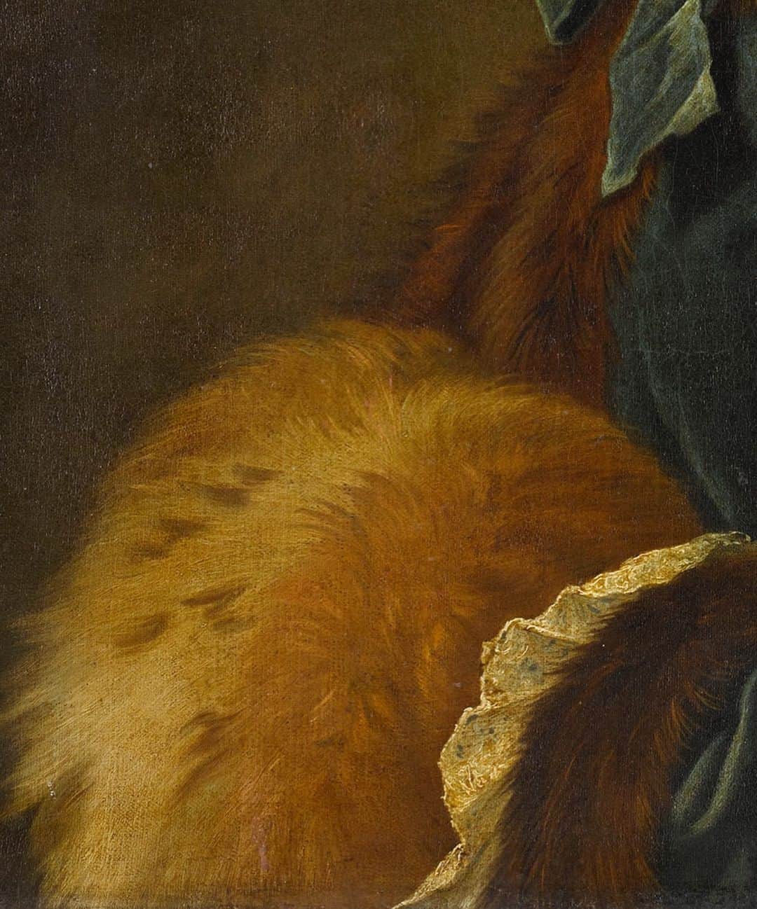 ルーブル美術館さんのインスタグラム写真 - (ルーブル美術館Instagram)「. 🇫🇷 Le vendredi c’est #LaModeAuLouvre ! - ❄️ A l’approche de l’hiver, nous vous invitons à vous inspirer de ce tableau peint par l’atelier de François Boucher au XVIIIe siècle pour vous habiller chaudement ! - 🎀 Cette jeune femme est tournée vers nous et arbore un sourire avenant. Elle porte un manteau de velours bleu avec un magnifique nœud assorti noué au niveau du col. - 🔎 Pour se protéger du froid, ses mains sont glissées dans un manchon. Il s’agit d’un rouleau de fourrure, ouvert aux deux extrémités, qui vient prolonger les manches. Cet accessoire vient donner son nom au tableau : « Jeune femme au manchon ». - - - 🌍 It’s #FashionFriday at the Louvre! - ❄️ As winter approaches, we invite you to draw your inspiration from this painting by François Boucher workshop in the 18th century to wrap up warm! - 🎀 This young lady is turned toward us and cracks a gently smile. She is wearing a warm velvet coat with a wonderful matching bow, tied on her collar. - 🔎 To protect herself from the cold, her hands are slipped into a manchon. It is a fur roll, open at its end, which lengthens the sleeves. The painting is named after this accessory: “Young lady with a manchon”. - 📷 © RMN - Grand Palais (Musée du Louvre) / Franck Raux . . . #Louvre #MuseeDuLouvre #portrait」11月29日 21時14分 - museelouvre