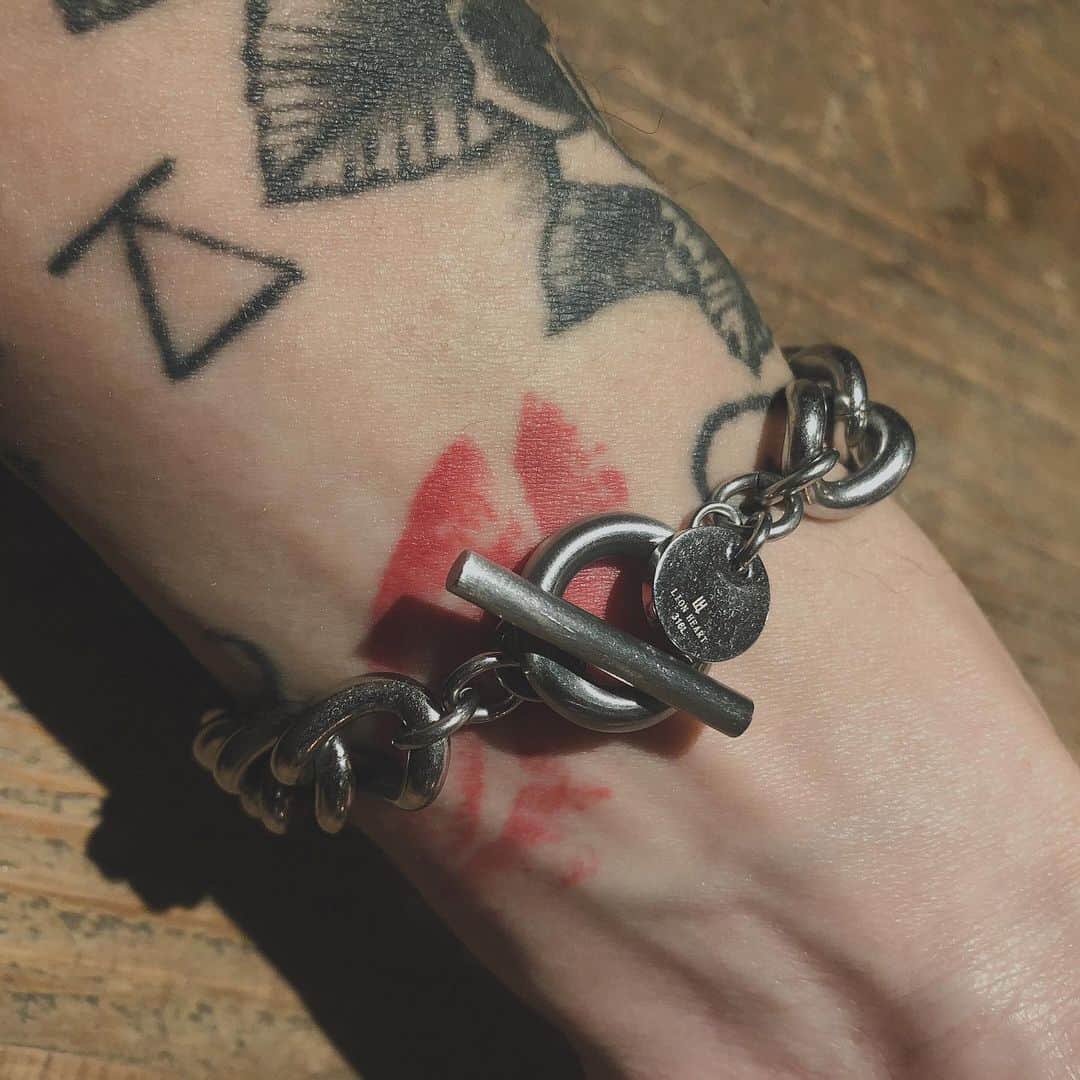 加藤 聖也さんのインスタグラム写真 - (加藤 聖也Instagram)「. New accessory  シンプルで飽きずに付けれる ☺︎ #accessory #bracelet #lionheart #tattoo #tattoos #ink #お布団用の電気シーツ装備したらベッドから出れなくなりました」11月29日 21時09分 - se1ya_kato
