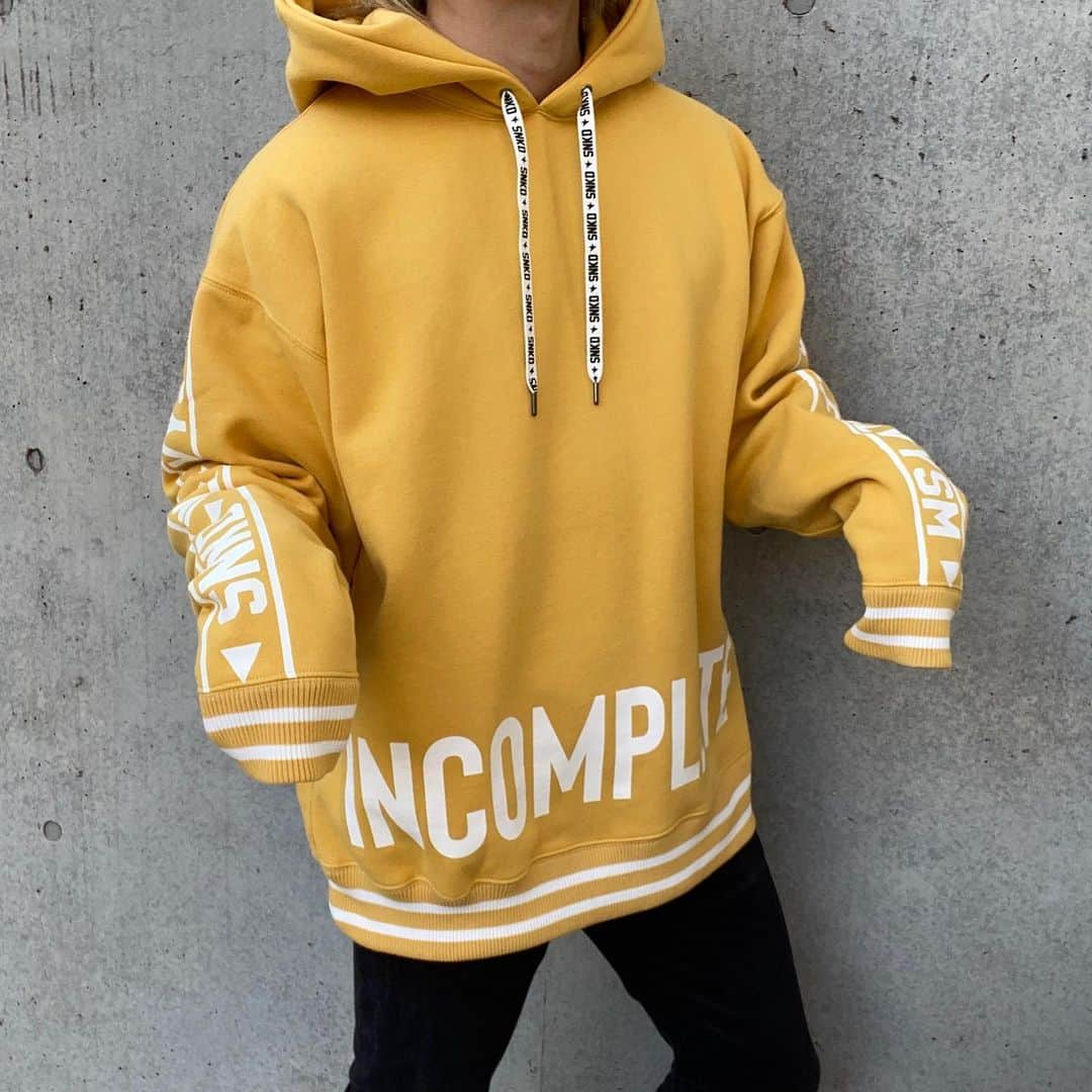 れいたさんのインスタグラム写真 - (れいたInstagram)「BIG HOODIE 19 / MUSTARD  着てるのはLサイズ 俺は172センチ69キロ イエローを着た事ないので自分自身に新たなバリエーションをと思い作りました。結局、色の似合う似合わないなんて、着慣れてしまえば、どうという事はない。というか、あの色は似合わないなんて感覚は存在しないと思ってる。自分が自信をもって着てれば、それはもう君の色だと思います👍🏻 #snakedlows #snkd #reita」11月29日 21時09分 - reita_the_gazette_