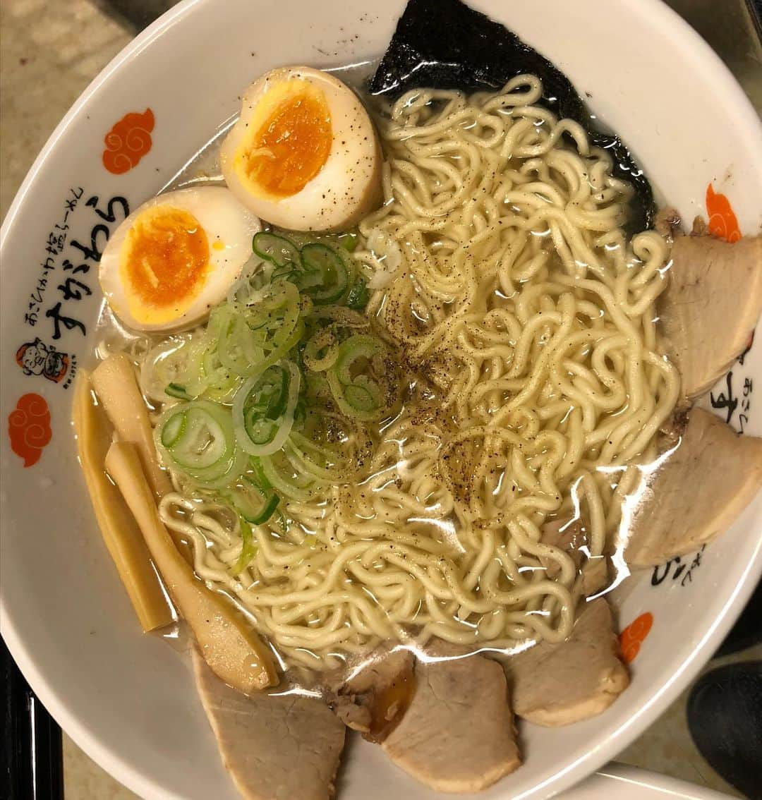 小鳩ミクさんのインスタグラム写真 - (小鳩ミクInstagram)「北海道の思い出っぽ。 蟹を食べに食べたCP 旭川はすがわらのラーメンをたべてお給仕したっぽ。 札幌は第二章激動の折り返しお給仕。 最高だったっぽー！！！ 2019.11.22-24」11月29日 21時10分 - kobatomiku