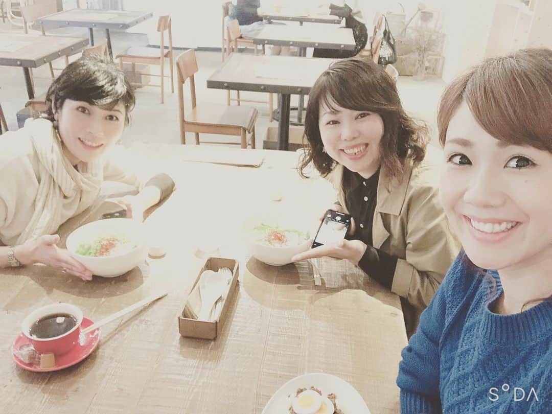 岡本安代さんのインスタグラム写真 - (岡本安代Instagram)「▶︎３人寄れば文殊の知恵？！ #再会が嬉しくてたまらない３人組 #大好きなカワイイ年下の女の子 #上妻ちゃん #なっちゃん #１２月８日日曜日 #おしゃべりサロン #やすよちゃんといっしょ　 手伝ってくれることになったー！ ありがとう！ありがとう！ #こりゃ当日は間違いなく楽しくなるぞー！ #それにしてもビューティカメラの威力半端ない。 #ブログ更新中 #走り続ける岡本家 #５人の子育てママウンサー #岡本安代」11月29日 21時10分 - okamoto.yasuyo