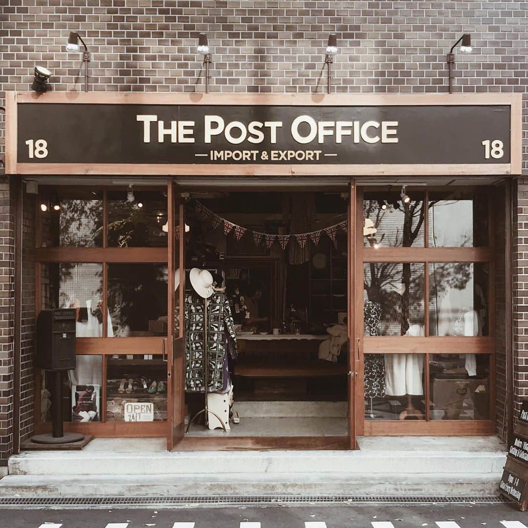 yuiのインスタグラム：「. Christmas tea party @thepostofficeshop 🇬🇧🎄 今年もまた、ブリティッシュムード満点のthe post office shopさんの店内で、素敵な作家さん達と一緒にイベントに参加させていただきます。 Tea Partyと称して、会期中の週末は紅茶やワイン、お菓子なども振る舞われ、パーティー気分を楽しみながらお買い物もできる素敵なイベントです♡ 私も週末の数日は、少し在店させていただきます◎ 是非遊びにきてください♩ . 🎄Christmas Fair 2019🎄 at The Post Office Shop 2019/12/7(土) - 12/15(日) . ☕️Tea Party🎂 12/7(土)、12/8(日)、12/14(土)、12/15(日) Open : 12:00 / Close : 18:00  参加ブランド ・travel souvenir market @tsm_journal . ・SONRISA @sonrisa_sumiko . ・Westeria @wisteria.miyabi . ・Yarn & Copper @yarn_and_copper .」