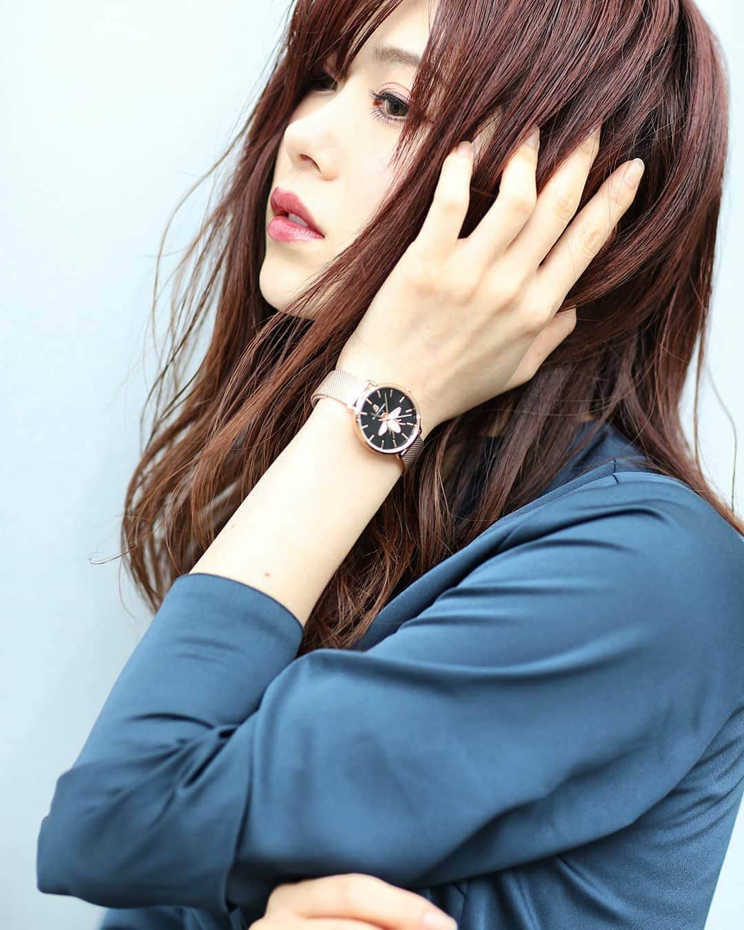 のインスタグラム：「． ． ． X'masプレゼントにおすすめ🎄 4B( @4bwatches_japan ) →Honey Bee Rg Mesh Black Dial 大人気のHONEY BEEシリーズ ハニーの針が時を刻む ハートまで射止められそうな輝きと大胆な可愛さがずるい❤️ ペアウォッチにも！ ． ． クーポンコードで10%offに！ →( 2008sn2010 ) ． ． #4b #4bwatches #腕時計 #時計 #blackbybluebrave #フリーモデル #企業モデル #広告モデル #撮影モデル #サロンモデル #一ノ瀬奈々 #ファッション #コーディネート #コーデ  #撮影 #モデル #女子力 #モデル体型 #広告 #雑誌 #portrait #photo」
