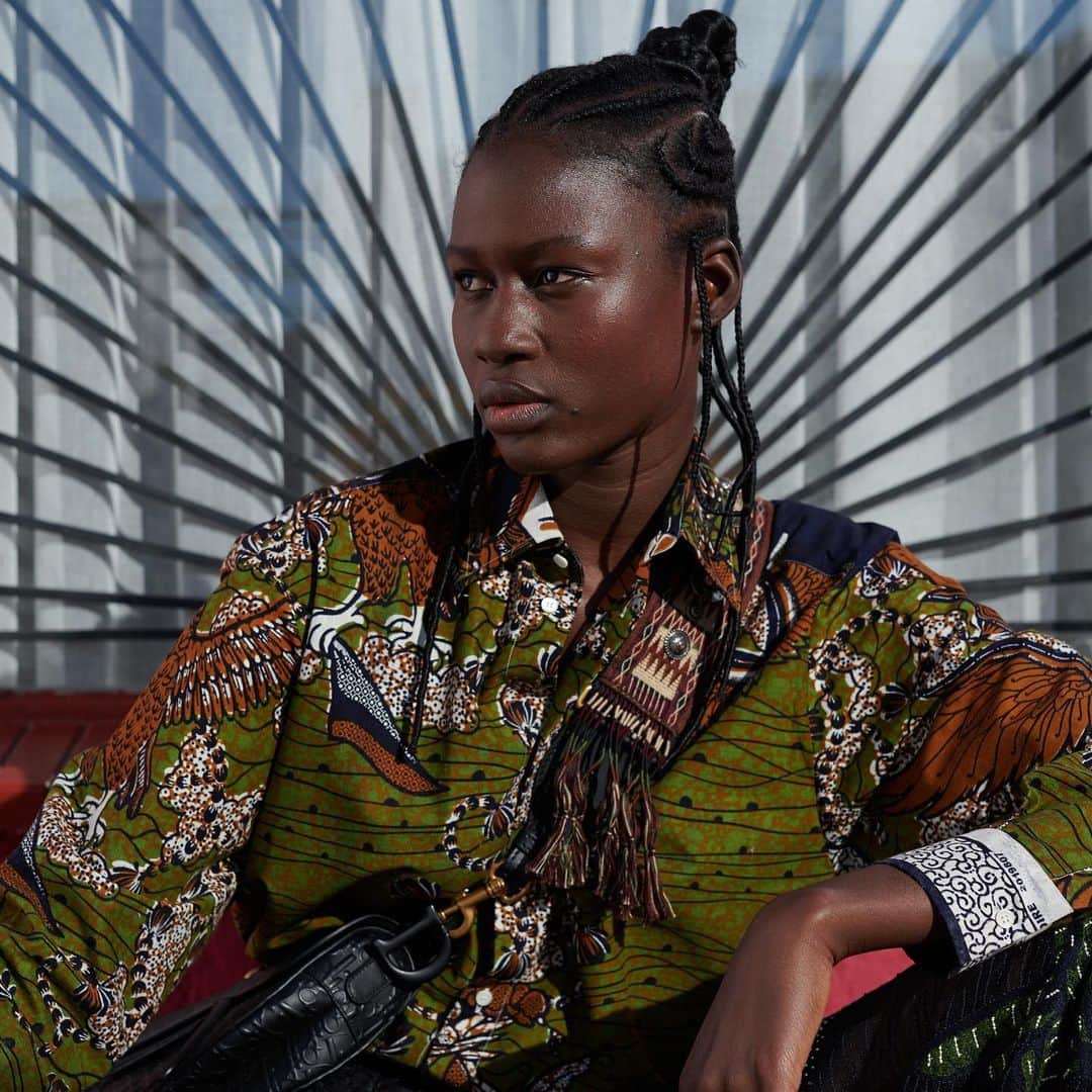 クリスチャンディオールさんのインスタグラム写真 - (クリスチャンディオールInstagram)「@NamsaLeuba is no stranger to Dior collaborations, having put her stamp on the #DiorLadyArt. Today, she steps behind the camera for #DiorMagazine, lensing the #DiorCruise 2020 collection by @MariaGraziaChiuri and exploring contrasts between African architecture and the richness of the motifs created by @Uniwaxciv. ⁠⠀」11月29日 21時15分 - dior