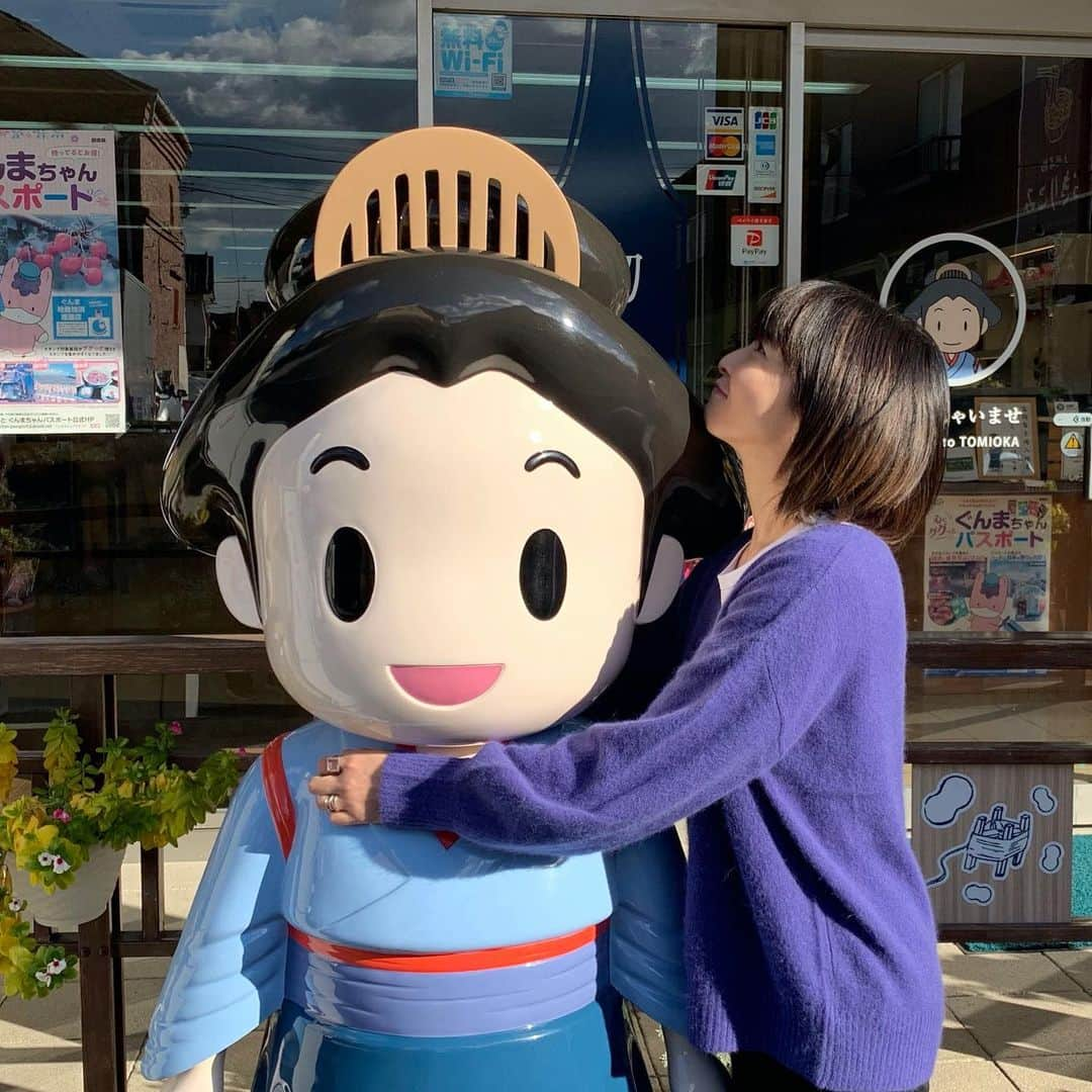 森高千里さんのインスタグラム写真 - (森高千里Instagram)「「この街」TOUR 2019 ﻿ 群馬県 富岡市かぶら文化ホールでのコンサートでした。﻿ ﻿ 外は寒かったですが、会場は盛り上がって暑かったですね〜。﻿ 楽しい時間はあっという間でした！ ﻿ 世界文化遺産の富岡製糸場はとても素敵でした。「お富ちゃん家」にも行けて、嬉しかったです。﻿ ﻿ おっきりこみうどん、ソースカツ、まゆこもり、ホルモン揚げ、こんにゃく揚げ﻿焼きまんじゅう みんな美味しかったです！ ﻿ ﻿ 次は、埼玉県「熊谷文化創造館さくらめいと 太陽のホール」です。﻿ ﻿ #chisatomoritaka﻿ #森高千里﻿ #この街TOUR2019﻿ #群馬県﻿ #富岡市かぶら文化ホール﻿ #一之宮貫前神社﻿ #吉田七味店とんがらし﻿ #まちなか観光物産館お富ちゃん家﻿ #お富ちゃんサブレ﻿ #富岡製糸場門前﻿ #商店街﻿ #おっきりこみうどん﻿ #田島屋 #まゆこもり﻿ #ソースカツ﻿ #土屋魚店ホルモン揚げこんにゃく揚げ﻿ #焼きまんじゅう﻿ ﻿」11月29日 21時16分 - chisatomoritaka_official