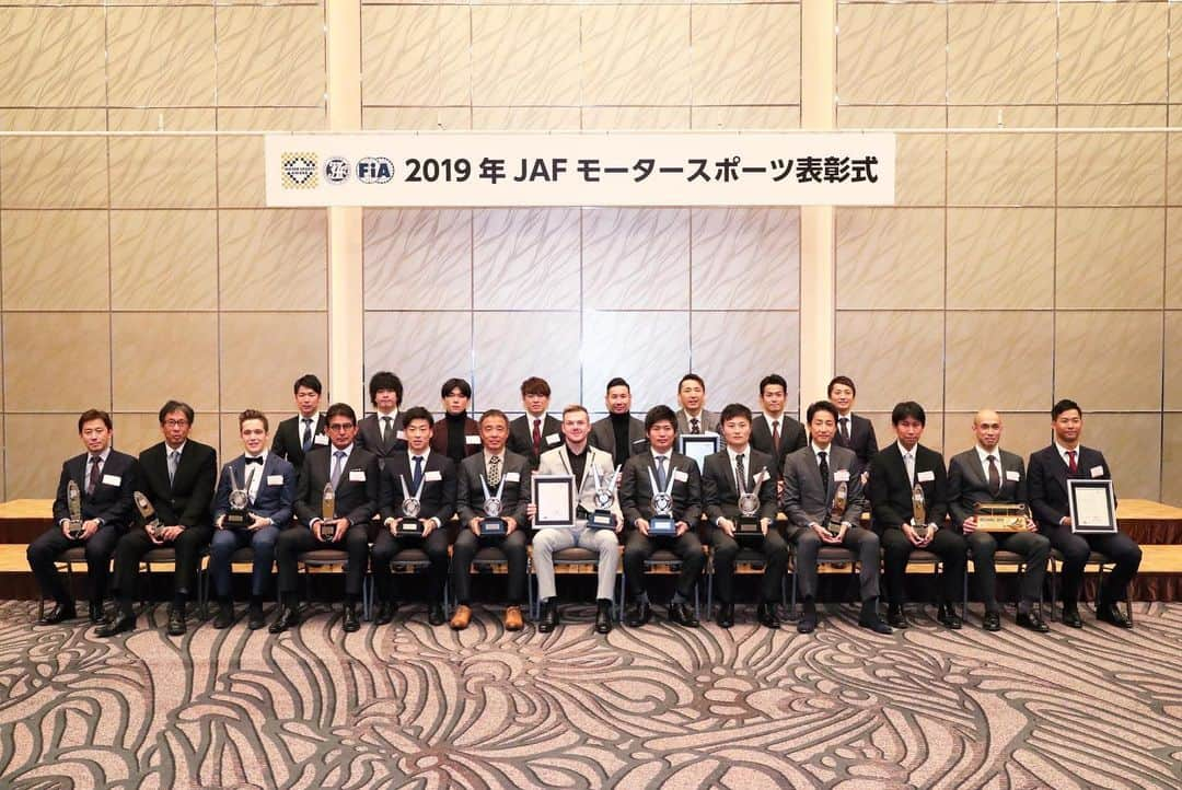 山本尚貴さんのインスタグラム写真 - (山本尚貴Instagram)「2019年JAFモータースポーツ表彰式🏆 来年はチームタイトルと共にドライバータイトルも💪 ダンディライアンの皆さん、仁嶺も1年間ありがとうございました✨ . . . #jaf #award #sformula  #表彰式 #来年はGTも表彰されたい . @shigeyoshi_male 📸」11月29日 21時18分 - naokiyamamoto70