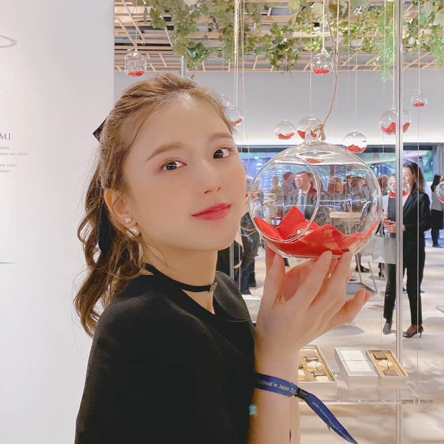 のインスタグラム：「💓👸 ㅤㅤㅤㅤㅤㅤㅤㅤㅤㅤㅤㅤㅤ ひっさしぶりにオールバックしたら おでこが恥ずかしかった🥺🤭ㅋㅋㅋ ㅤㅤㅤㅤㅤㅤㅤㅤㅤㅤㅤㅤㅤ ひよんが持ってるガラスの中にチョコレートが入ってて、 チョコレートの香りが最高だった🍫っていう写真。 ㅤㅤㅤㅤㅤㅤㅤㅤㅤㅤㅤㅤㅤ #feeyong #chocolate #weibo #koreangirl #희영 #헤어스타일링 #헤어어레인지 #한국패션 #ひよん #ウェイボー #ヘアアレンジ #韓国ファッション」