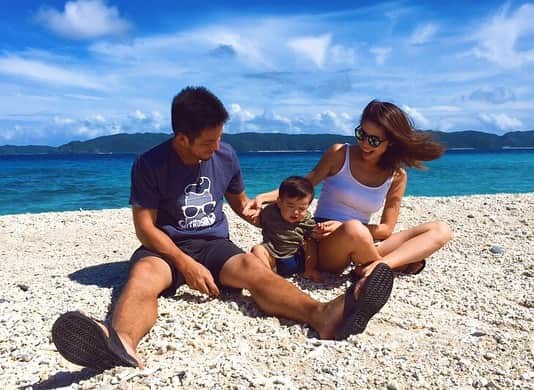 齋藤美波のインスタグラム：「🐬🐠💙 #慶良間ブルー ・ 写真1枚目、2枚目みたいな 写真を撮る予定が....(2年前) あいにくのどんより雲🤣🤣 #沖縄を横切る台風に直撃 ・ でも曇りでも流石海は綺麗だった！ 快晴！！！って天気には当たらなかったけど やっぱ座間味の海はダントツの透明度💙 ・ またすぐ😎 座間味でやりたい事たくさん ありすぎて毎度追いつかない。 天気のコンディションにもよるから 全てがマッチングして座間味の良さ 感じれる気がするんだよなぁ 次に期待🤟🏽🌏💙 ・ ・」