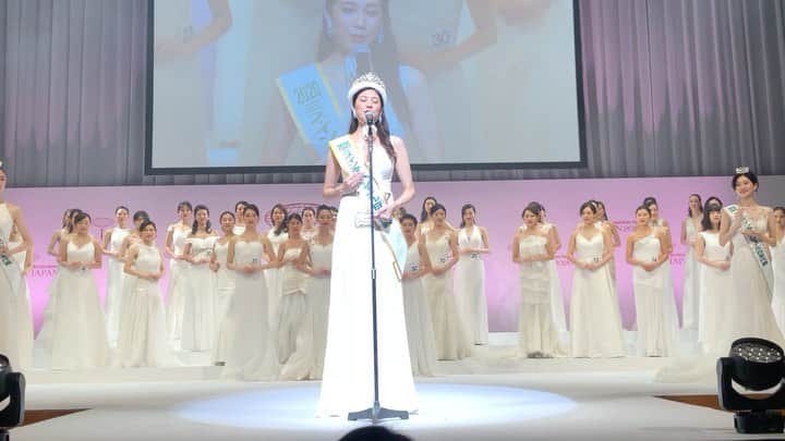 櫻井麻美のインスタグラム：「2020年度ミス・インターナショナル日本大会が開催されました👑✨ ・ 今年から国際的な要素がより強化されたミス・インターナショナル日本大会。世界大会後の開催となり、ファイナリストの方々が世界のミス達に触れ合う機会ができたり、スピーチも日本大会の時点で英語でのスピーチになりました。 ・ 例年にも増してスピーチに努力が必要だったかと思います。スピーチができたのは8名のみですが、他のファイナリストのみなさんもとても素敵なスピーチを用意されていました。46名のファイナリストのみなさま、本当にお疲れ様でした。とてもとても美しく、輝いていました✨✨ ・ ・ ✨大会結果✨ 👑1位　寺内千穂さん（てらうちしほ・26歳・栃木県） 👑2位　簡牛彩苗さん（かんぎゅうさなえ・21歳・沖縄県） 👑3位　勝野南美さん（かつのみなみ・21歳・三重県） 👑4位　石井いぶきさん（いしいいぶき・21歳・大阪府） 👑5位　内藤愛さん（ないとうあい・21歳・神奈川県） ご入賞おめでとうございます🎊 ここから1年間の活動も是非楽しんでください☺️」