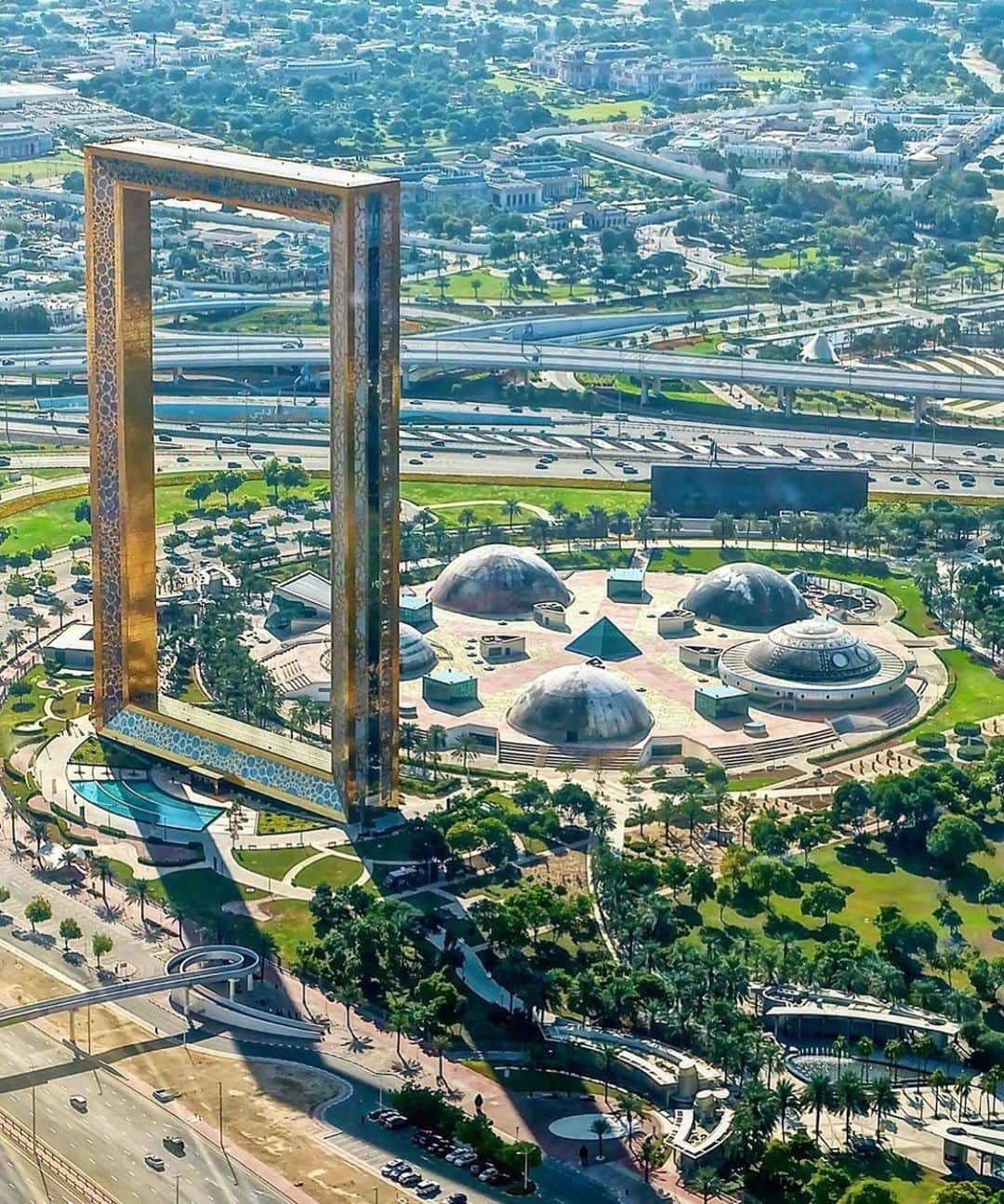 ドバイのインスタグラム：「#Dubai Frame برواز #دبي 📷:@iamdocgelo」