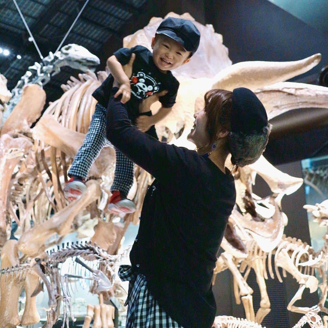 長谷川真美さんのインスタグラム写真 - (長谷川真美Instagram)「🦖💕 ・ 先日地元 #熊本 の #御船 にある #御船恐竜博物館 へ行ってきました✨ すごい迫力で息子はち君も大喜び👀 ・ この日以来 #恐竜 が好きな息子🦕💕 やっぱり男の子だね〜👼 ・ 実は…11/15(金)~2/16(日)まで #上益城エリア では #ARフォト コンテストキャンペーン が 開催されています🙌💗 ・ 「#上益城ARフォトコンテスト」と キャンペーン対象の「スポット名」 2つをつけてInstagram投稿で 簡単に参加できるからみんなも是非‼️ ・ #くまモン や #ご当地キャラクター と撮影できて 当選賞品は上益城産のいちご🍓や スイカ🍉 上益城オリジナルグッズが当たるんだって💕 ・ スマホアプリ「#mawaru」を ぜひダウンロードして体験してみてね🙌😆 ・ #PR」11月29日 21時26分 - maami.hase
