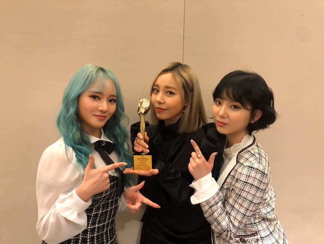 Ladies' Codeのインスタグラム：「⠀ [#레이디스코드] 레이디스 코드가 2019 대한민국 문화연예대상에서 K-POP 가수상을 수상했습니다🏆 앞으로도 좋은 모습 많이 보여드릴 수 있도록 노력하겠습니다! 모두 레블리 덕분이에요. 감사합니다💜 ⠀ We've been awarded at Korean Culture Entertainment Award.🏆 We will continue to show you great things! Thanks to you, Lavely. Love you💜 ⠀ #LADIESCODE」