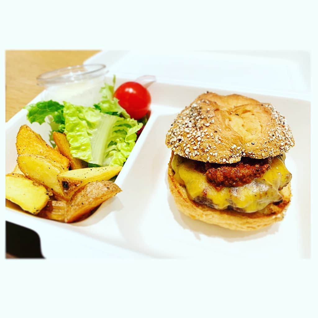 七瀬遥さんのインスタグラム写真 - (七瀬遥Instagram)「低糖質バンズのハンバーガー😋💕🍔 #ハンバーガー#低糖質バンズ#お肉#美味しい#humberger#meet#love#delicious#happy#smile#good#tokyo#japan」11月29日 21時28分 - haruka_mh