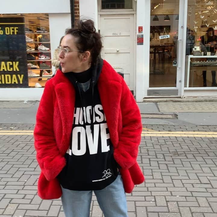 レナ・ヘディのインスタグラム：「Shit sound but you get the point @hannah_waddingham #septahotpants 💗」