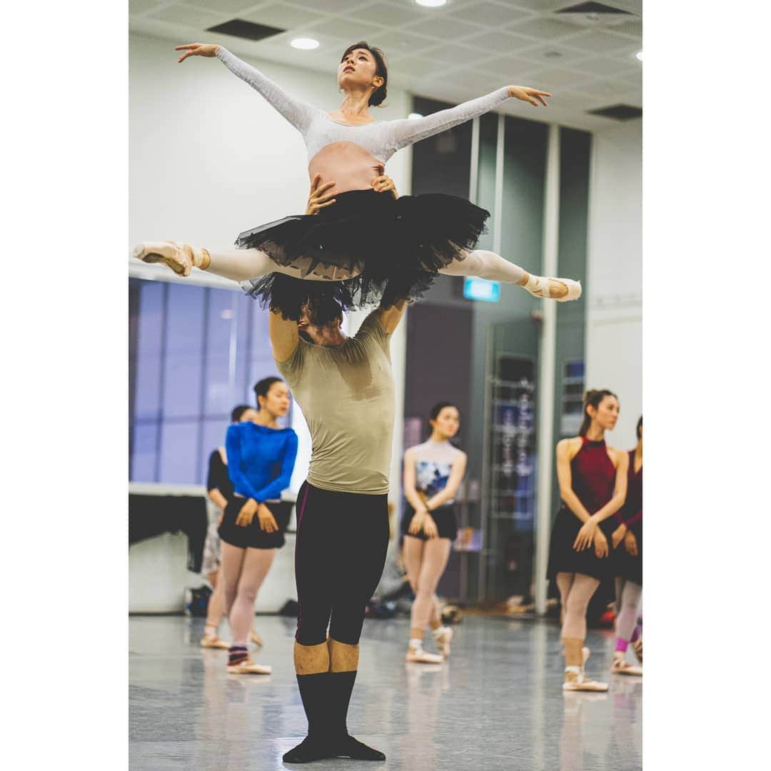 峯岸伽奈のインスタグラム：「. . . 🦢🦢🦢 .  #tgif . 📸@take_dance_photo . @singaporedancetheatre  #singaporedancetheatre #swanlake #whiteswan  #odette #sonyforher #sonysingapore  #白鳥の湖  #オデット #バレリーナ  #バレエ」