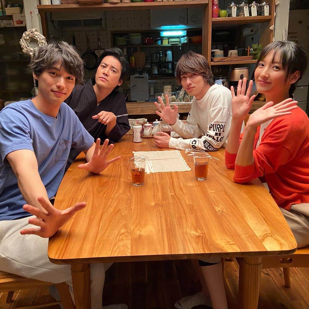 4分間のマリーゴールド【公式】のインスタグラム：「#みこと✍️ 久しぶりに帰国した母さんに、 沙羅の運命を打ち明けるのはとてもつらい… でも、一緒に受け止めて、立ち向かうんだ… ずっとこうやって、きょうだい4人で笑っていたい🙁 * #食卓囲んで花巻家🏠  #4分間のマリーゴールド #よんまり #今夜10時からは第8話 #あと30分 #福士蒼汰 #菜々緒 #桐谷健太 #横浜流星 #tbs」