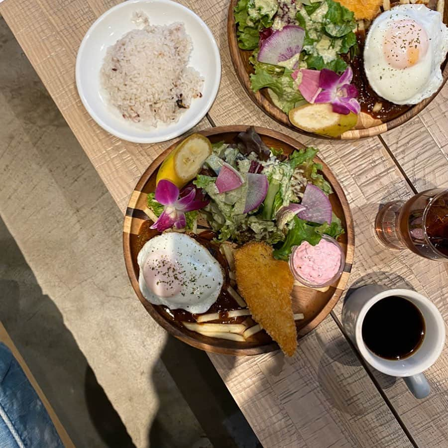 長谷川あやさんのインスタグラム写真 - (長谷川あやInstagram)「🌴🌴🌴 #totheseahawaii #totheseahealthliving #lunch @tothesea_healthliving @to_the_sea_hawaii #学芸大学カフェ #あや飯 #小夏のいる生活 ・ ・ ・ To the sea Health Living🍴の カフェメニューがリニューアルしたということで 家族でお邪魔してしました👨‍👩‍👧💓 ・ 寒かったので気持ちだけでも 南国モードにとロコモコを💛笑 お腹いっぱい大満足 とっても美味しかったです😋‼️ ・ 相変わらず娘はベロ👅出しブームが 続いているようで、、、 今日も一日中ベロ出してました🤣 （スタッフさんがたくさん遊んでくれました💛）」11月29日 21時37分 - ayasuke_0516