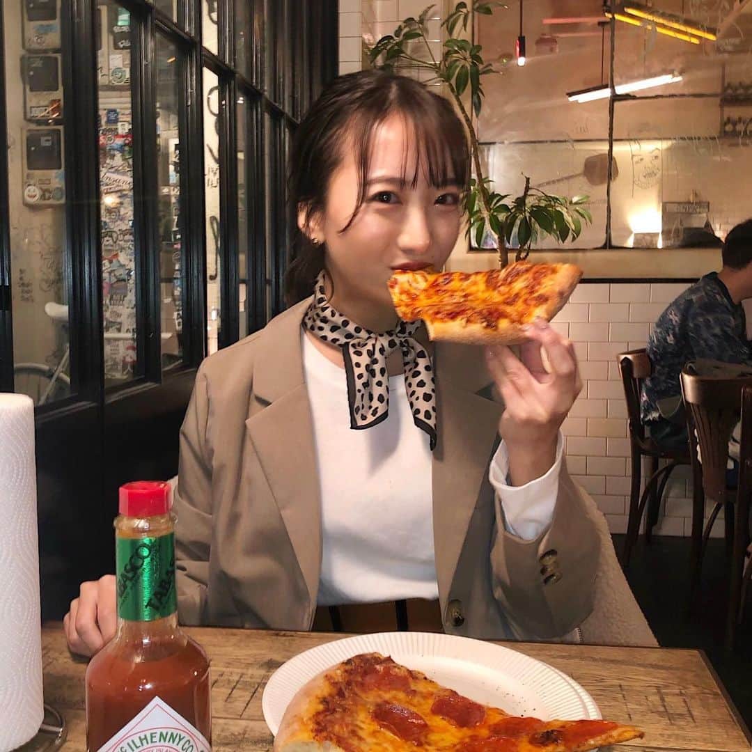 大野真昂のインスタグラム：「☺︎ ・ 初めてパーソナルカラー診断してみた！ 自分に合うメイクとか服が分かるよっ。 まこはブルベ夏だった💙 けどきっとイエベ秋でもある🤣🍂笑 調べたらセカンドカラーとかも あるみたいでおもしろい🙈 ・ Jacket🧥 @7things.official ・ あんまりお腹すいてないよね といいながらしっかりピザを2枚ずつ りこと頬張りました🍕 ・ #ray #visee #女子大生メイクコンテスト2 #7things #ピザスライス #pizzaslice」