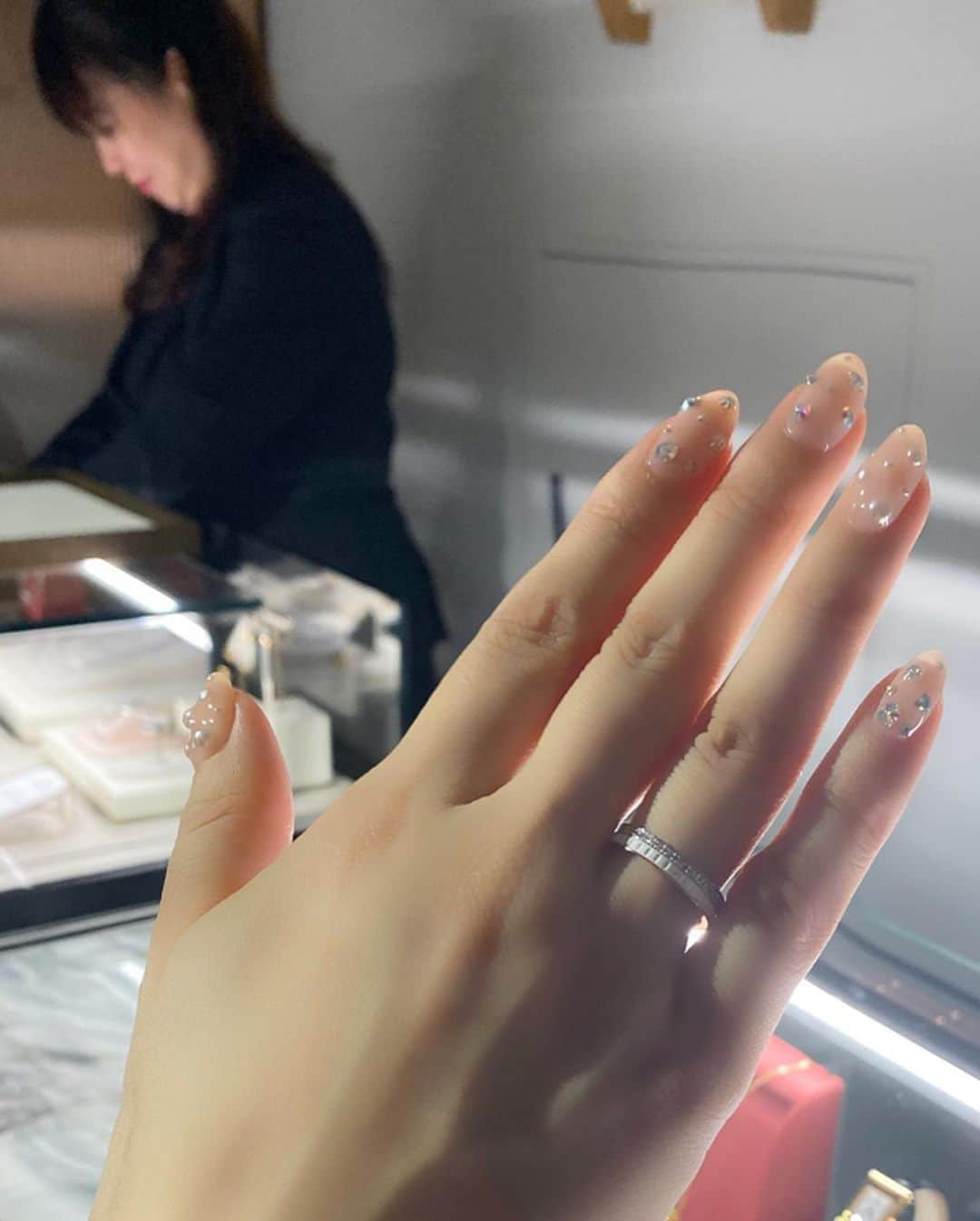 岩根沙恵子?さえみるさんのインスタグラム写真 - (岩根沙恵子?さえみるInstagram)「💍 初めて指にはめてみたけど、boucheron可愛いじゃないかあ🥺🥺🥺❤️ 次のアクセサリーは何にしようか迷ってたから候補に入った🤤 今回AWの新作の赤も可愛い🥺🍷 . 一昨日のboucheron holiday special eventの写真です🌷 . はあ、可愛い内観での写真もお気に入りだなあ👏 撮ってくれた動画も見てね😂❤️ . この日のコーデ♡ one-piece•••韓国のもの👗 hair•••どこかのヘアバンド🎀 bag••• @gucci  pierce••• @swarovski . まなちゃん２日連続、ありがとう♥︎ . #boucheronring #boucheronjewelry #boucheron #ブシュロンリング #ブシュロン #レセプションパーティ #パーティ仕様 #韓国洋服 #ワンピース女子 #ヘアバンドアレンジ #ヘアバンドコーデ #ヘアバンド #リボンアレンジ #リボンヘアバンド #ドレスアップパーティー #ドレスアップ #dressup #モノクロコーデ #管理栄養士 #ロングヘアアレンジ #スワロフスキーピアス #指輪好き #boucheronlightup #boucheronholiday」11月29日 21時43分 - saemiltiii