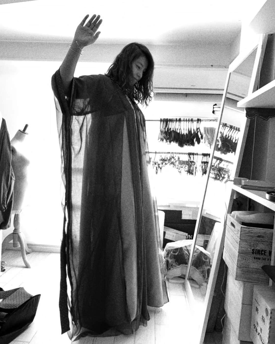 福原美穂さんのインスタグラム写真 - (福原美穂Instagram)「最近のルーティン。 何年も自分のことほぼ放置してることが多く、二の次さんの次で。 週に一度くらいは自分を労る日を作るということで、色々試しております。 パック、整体、ヨガもまた再開、一人映画など。。 自分を労る、愛することで、足りなかったことに色々気がつく。　 そして自分を愛してる人は周りの人にも、そのエネルギーが伝わっちゃうから、周りもキラキラになるのだ。⭐️ みなさん自分を愛してますか？  #loveyourself #youcanlovemore #aroundpeople #lifelessons #makeyourhappiness #顔パック　#yoga #mindfulnesss #justwalk #massage #treatyourself #thanksgiving」11月29日 21時53分 - miho_fukuhara