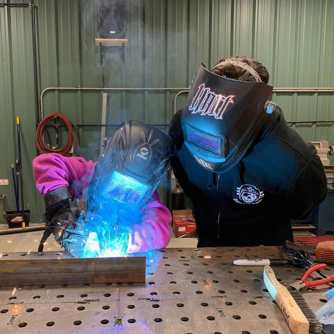 ケアリー・ハートさんのインスタグラム写真 - (ケアリー・ハートInstagram)「Rainy day weather, teaching Willz to do some MiG welding. I gat a bad ass daughter 🤘🏼🤘🏼🤘🏼🤘🏼. @weldtables」11月30日 8時53分 - hartluck