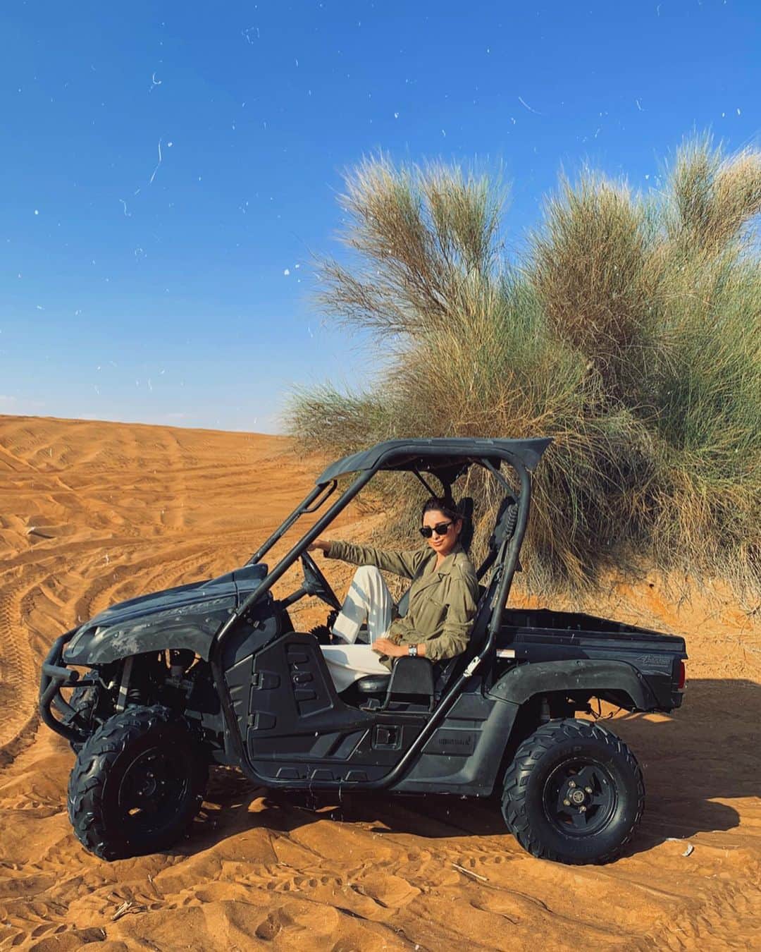 ケリーさんのインスタグラム写真 - (ケリーInstagram)「バギーを走らせて、砂漠の中を探検🏜 ・ Desert Safari tour day🌵 ・ Exploring the dunes at Lahbad Desert 🏜🔥 ・ #dubai#mysubai#safaritour#dunes#travel#ドバイ#」11月30日 8時47分 - kellymisawa