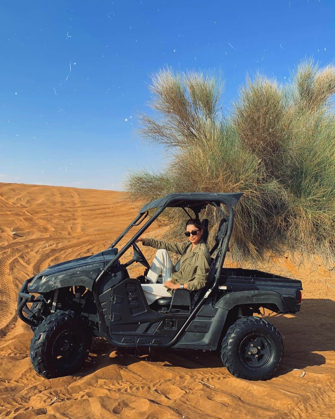 のインスタグラム：「バギーを走らせて、砂漠の中を探検🏜 ・ Desert Safari tour day🌵 ・ Exploring the dunes at Lahbad Desert 🏜🔥 ・ #dubai#mysubai#safaritour#dunes#travel#ドバイ#」