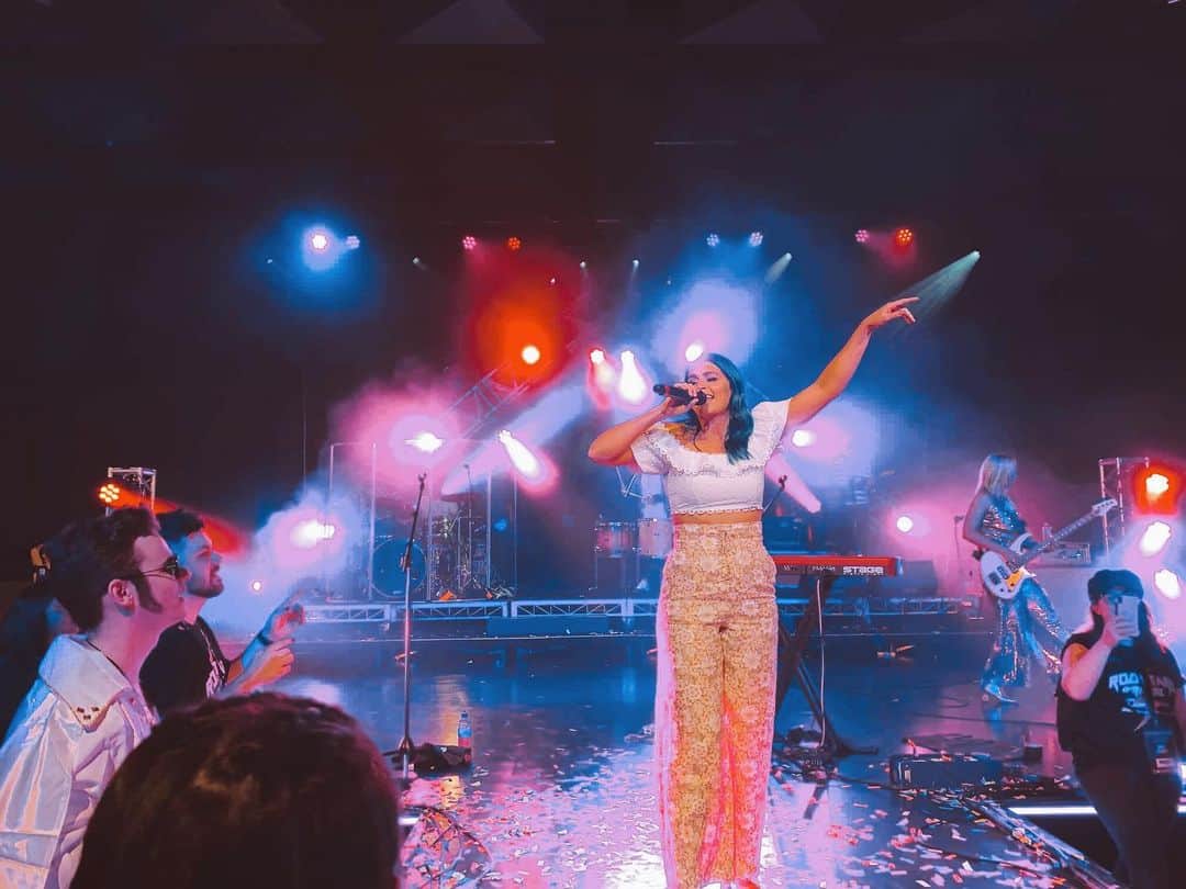 シェパードのインスタグラム：「Tonight’s the night we hit the stage at LiveLighter Festival Finale here in the city of Belmont. Tickets are free so come one, come all!」