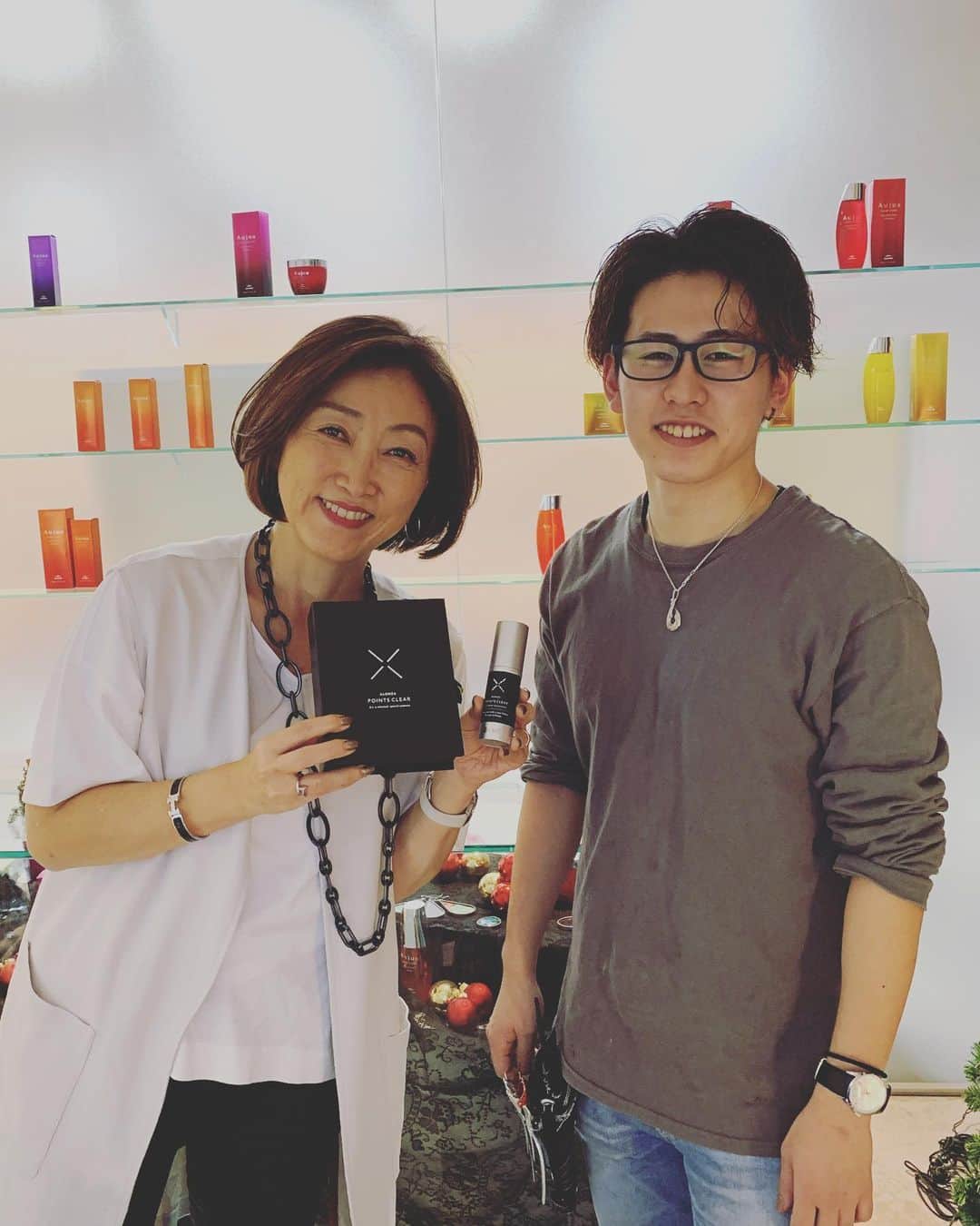 のインスタグラム：「恵比寿のアージェガーデン。 ここのヘッドスパは筋膜リリースマッサージ！！！😍😍😍 いやー、こんなに良いとは。 すごい気持ち良さ。 このスッキリした顔。😊 担当してくれたのは、しゅんちゃん。 アージェは毎年新入社員がいて。😊 みんないろんな時期を乗り越えて仕事人になっていくのを常連おばさんとしてはいつも息子や娘の成長のように見ています。☺️ 受付作業だいぶ慣れたな、とか。早く気づくようになったな、とか。😁 当然最初は誰もがみんななにもできなくて、でも少しずつ少しずつ変わっていって。  仕事は大変だし、きっとずっと立ちっぱなしって大変だろうなとか、そもそもサービス業は大変。  でもアージェガーデンではいつも客として心も温かくしてもらう気分になります。☺️ だーからいつもいろんなもの買っちゃうんだよなあ。 今回もなんだかよくわかってないけど黒い箱のモノ買った。 なんか顔につけるものよ。  しゅんちゃんは2年目か3年目か？ 若いのに気配りの細かい、言葉の深みもある若手の1人です。(実物もっとイケメンなんだけどなあ) みんな真面目だなあ、頑張ってるなあって思います。 いつも有難いです。 #アージェガーデン #恵比寿 #ヘアサロン #ageegarden #ebisuhairsalon  #headspa」