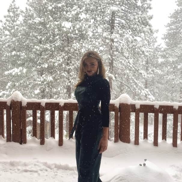 ペイトン・リストのインスタグラム：「the first day vs today  snowed in with the fam 🧸」