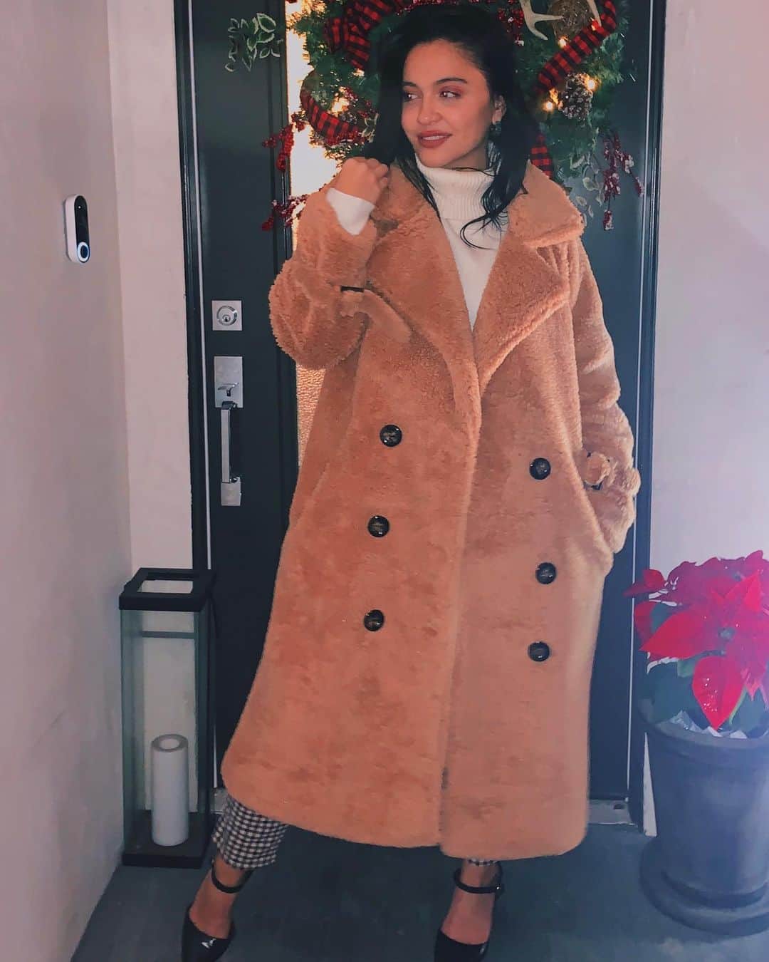 ステラ・ハジェンズのインスタグラム：「holiday stella is in full swing thanks to the @boohoo amazing Black Friday sale!!! Everything on their site is currently 75% off so go treat yourself my friends xx check out my stories to see all the cute things I got!!💋 #boohoo #boohoobabes #ad」