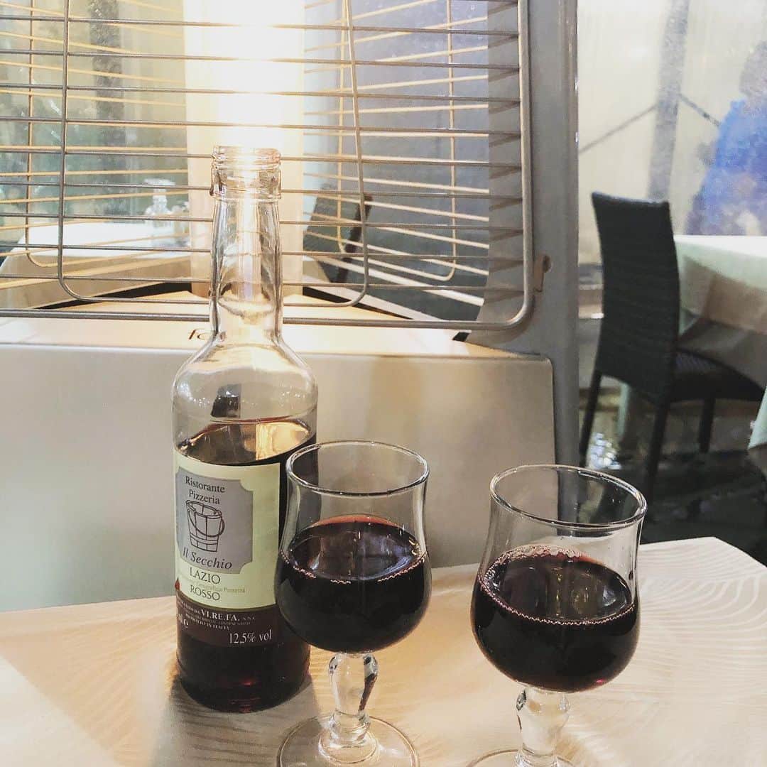 吉沢明歩さんのインスタグラム写真 - (吉沢明歩Instagram)「🇮🇹ホテルの近所のレストランで乾杯🍷雨が降ったりやんだり冷えたからワインが進んじゃう😋💕生ハム美味しかった #roma#2泊#食事も楽しみのひとつ#この旅行の間にパニー二食べたい！笑」11月30日 7時43分 - akiho__yoshi