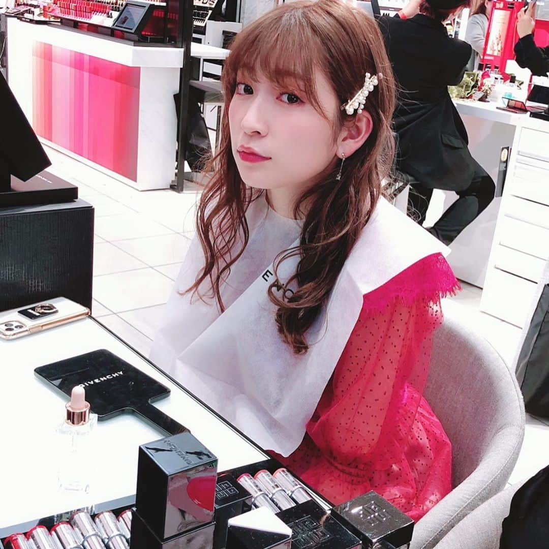 吉田朱里さんのインスタグラム写真 - (吉田朱里Instagram)「#伊勢丹新宿店 の化粧品フロアが リニューアルされて拡大されました💄💋✨一階だけでなく二階も化粧品フロアに🥺✨✨ . ということでリニューアルされた #GIVENCHY さんにご招待いただき オープンパーティーに行ってきました❤️ . 大人気 #ルージュジバンシイ の新色をタッチアップしていただいたり、お店の方と沢山お話しさせていただきました🙈💓 . 私の動画をみて #ランタンポレルブロッサムクリームコンパクト を 買いに来られる方が毎月めちゃくちゃいます！と言って頂き…嬉しかったです🥺🥺🥺みんなありがとう。。 私もまた昨日買いました。笑 何個リピートしてるんだろ🙈🙈 . お土産までいただき… とっても楽しい夜でした💄✨ . リニューアルされた伊勢丹新宿 化粧品フロアぜひ皆さんも行ってみてね👀❤️ . #メイク #コスメ #デパコス #ジバンシイ」11月30日 7時43分 - _yoshida_akari