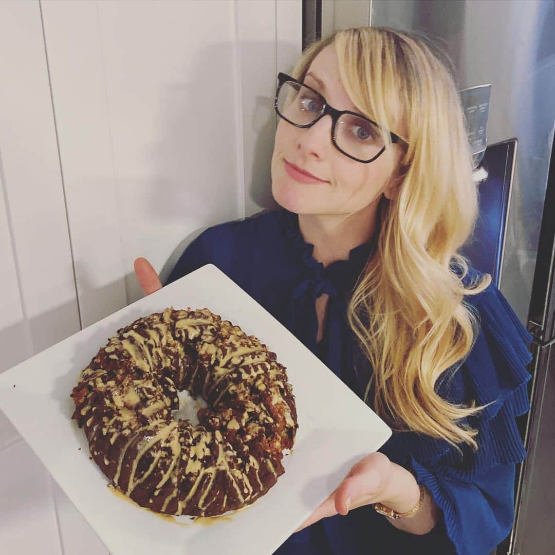 メリッサ・ラウシュのインスタグラム：「Hope you had a wonderful Thanksgiving! Here’s the recipe for the Persimmon Cake with Cream Cheese Glaze I f’ed up on my stories: - 3 Large ripe Persimmons (Hachiya not Fuyu - I'm not cursing you off I'm just telling you which works better. If I'm just eating a persimmon I prefer the fuyu & the hachiya's can go suck it. I know I'm gonna get hit hard from die hard hachiya fans, but I'm using the hachiyas in this recipe so maybe rethink calling me a jerk & just leave a nice 👍 or 💗) - 2 cups Oat flour & 1/2 c almond flour - 1/2 tsp baking soda - 1 tsp baking powder - 1/2 cup coconut sugar - 1 tsp cinnamon, 1/4 tsp cloves, 1/4 tsp nutmeg, pinch of ginger - 1 tablespoon vanilla - 3 eggs - 1/3 cup coconut oil Glaze: - container cream cheese (use dairy free if you wanna) - juice of 1/2 lemon - 1/4 cup coconut sugar - 1 tsp tapioca flour  Preheat oven to 325. Peel the persimmons. Take out any seeds. I really debated on whether to tell you to take out seeds as it's pretty self explanatory, but I was worried one of you would accidentally ingest a seed & I just can't handle taking on your shi%$# so I'm telling you to TAKE OUT ANY SEEDS. Put persimmon pulp in a food processor until pureed (*note: a food processor is not a word processor that you throw food on. Again, for the one person who would glob pulp on their keyboard, then blame me for ruining their computer.) Mix persimmon puree w/above ingredients until you have a cake batter. Grease bundt cake pan or any other cake pan you like that doesn't have an annoying spelling like "bundt." I don't think I greased it well enough, so just be better. Pour batter into WELL GREASED pan. Bake for an hour.  I wasn't originally gonna do a glaze, but when my cake fell apart, I needed something to hide my failure. So, glaze: Blend coconut sugar & tapioca flour. Then mix with cream cheese & lemon. After the cake cools, flip it over. Hopefully yours came out better than mine. If it did, I don't wanna hear it. I'm just not that big of a person. Jackson Pollock that glaze all over the top or if you're not covering up your inadequacies like I was, you can gently pour it over as you pat yourself on the back for being so damn perfect.」