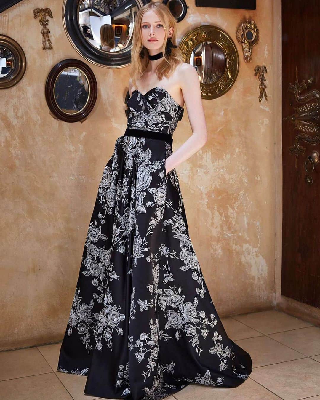 Marchesaさんのインスタグラム写真 - (MarchesaInstagram)「Set the tone for a darling holiday season with our satin ball gown from the Resort 2020 Marchesa Notte collection. 30% off site wide at Marchesa.com - Click to shop.  #marchesa #marchesanotte」11月30日 7時52分 - marchesafashion