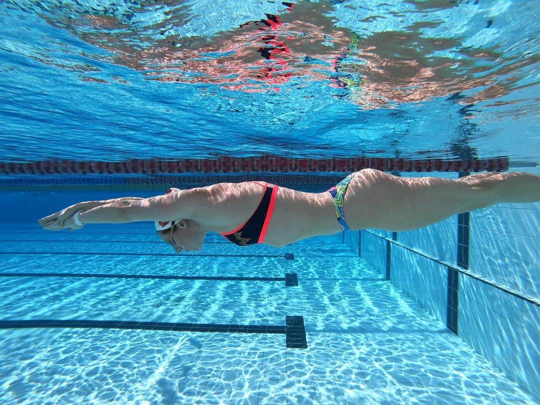エミリー・シーボームのインスタグラム：「Weekend mode - activated  #goldcoast #sunshine #water #sun #swimming #athlete #training」
