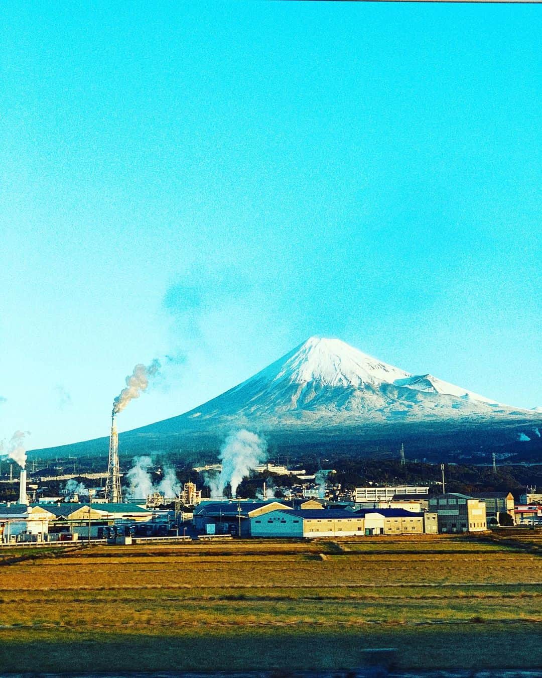 西内ひろさんのインスタグラム写真 - (西内ひろInstagram)「I'm in Japan🗻🇯🇵☺️What's a beautiful Mt. Fuji✨ 「今、日本？」てまず連絡来るので自分から、日本にいるってことアピールしておきます！笑。人生はあっという間だから、仕事もプライベートも加減せず楽しむ💕今日は、凄く楽しみな日なんだっ😊 #富士山　#Fuji #快晴」11月30日 8時01分 - 0214hiro